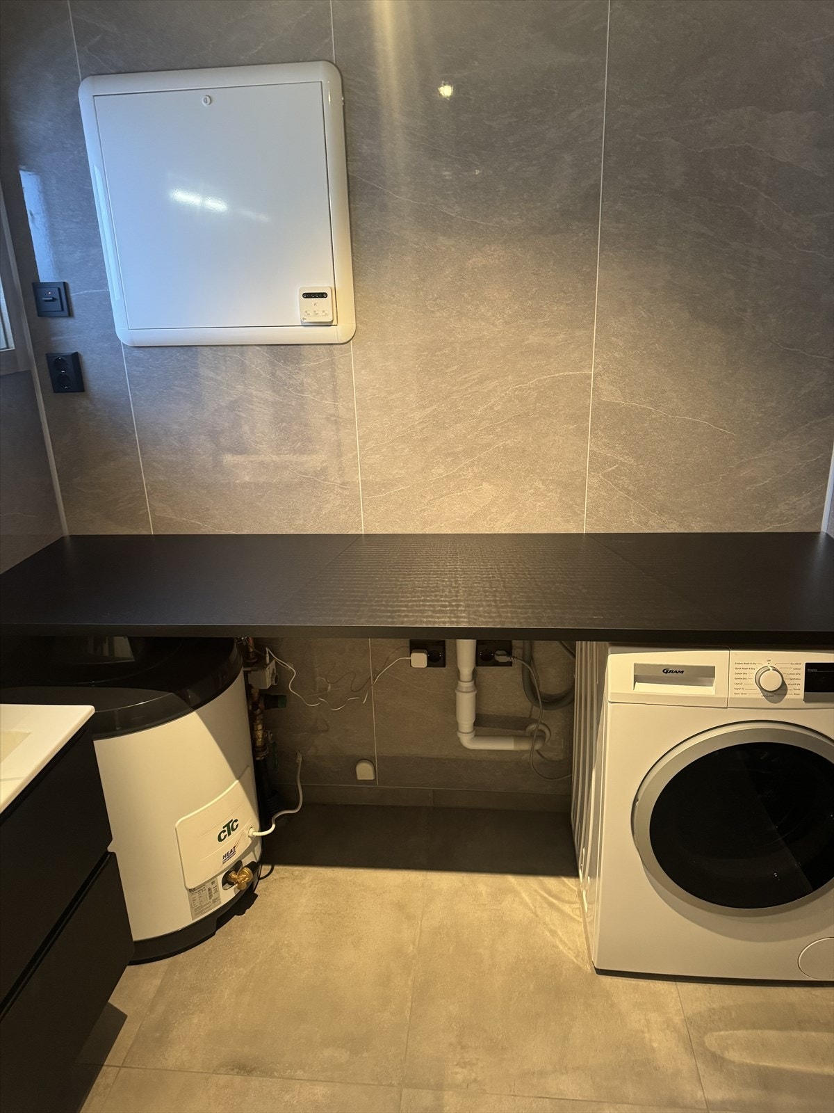 Det er også opplegg til vaskemaskin og praktisk benkeplate som passer ypperlig til oppbevaring eller ekstra arbeidsområde. Galleribilde