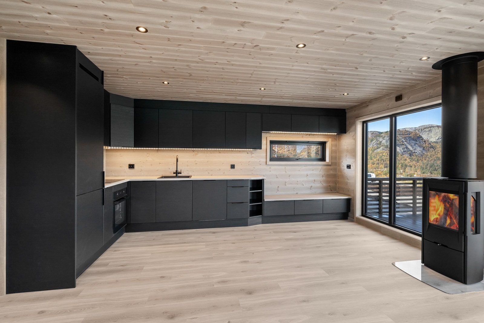 Kjøkkenet er meget godt utnyttet og det er laget en benk med både oppbevaring og mulighet for å benytte denne til sitteplass. Galleribilde