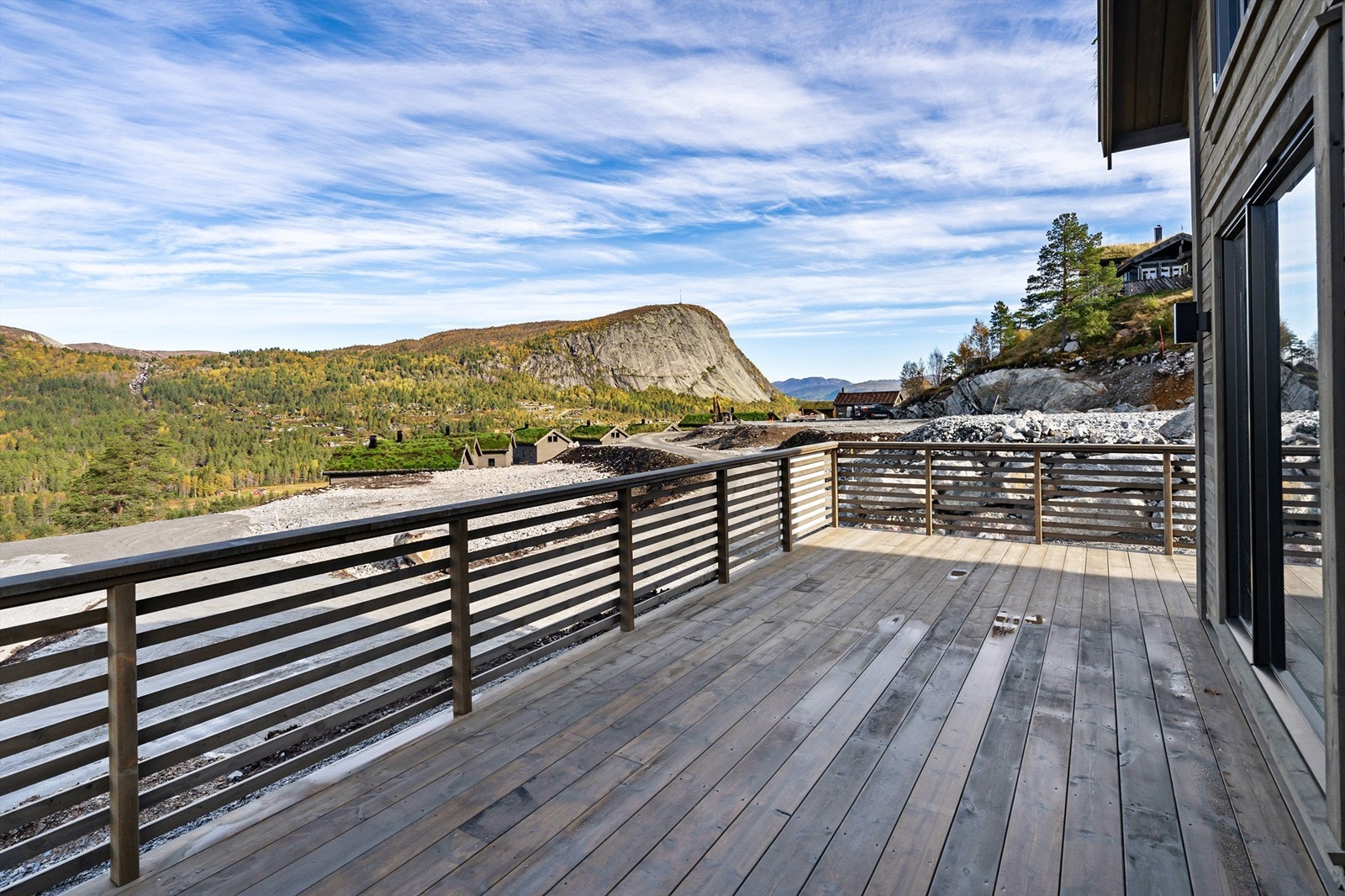 Fra stuen er det utgang til en romslig og solrik veranda. Galleribilde