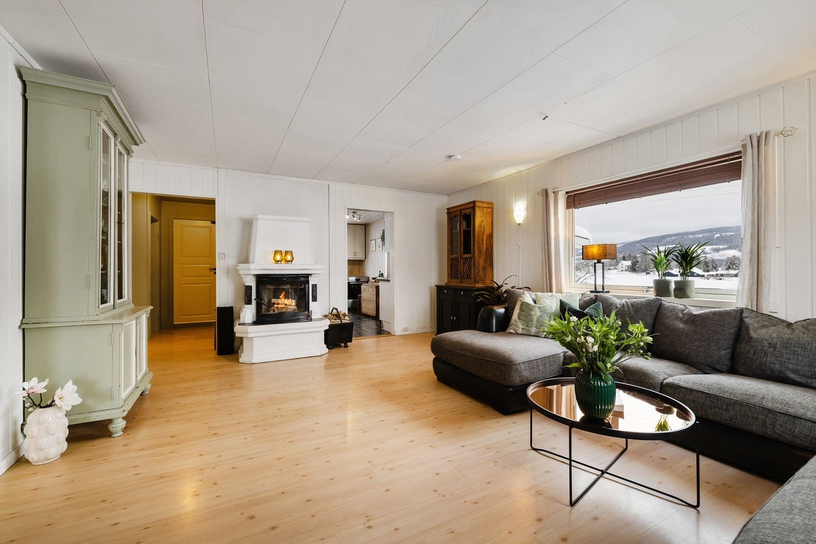 Den romslige stuen har en effektiv peisinnsats som gir både varme og en hyggelig atmosfære. Galleribilde