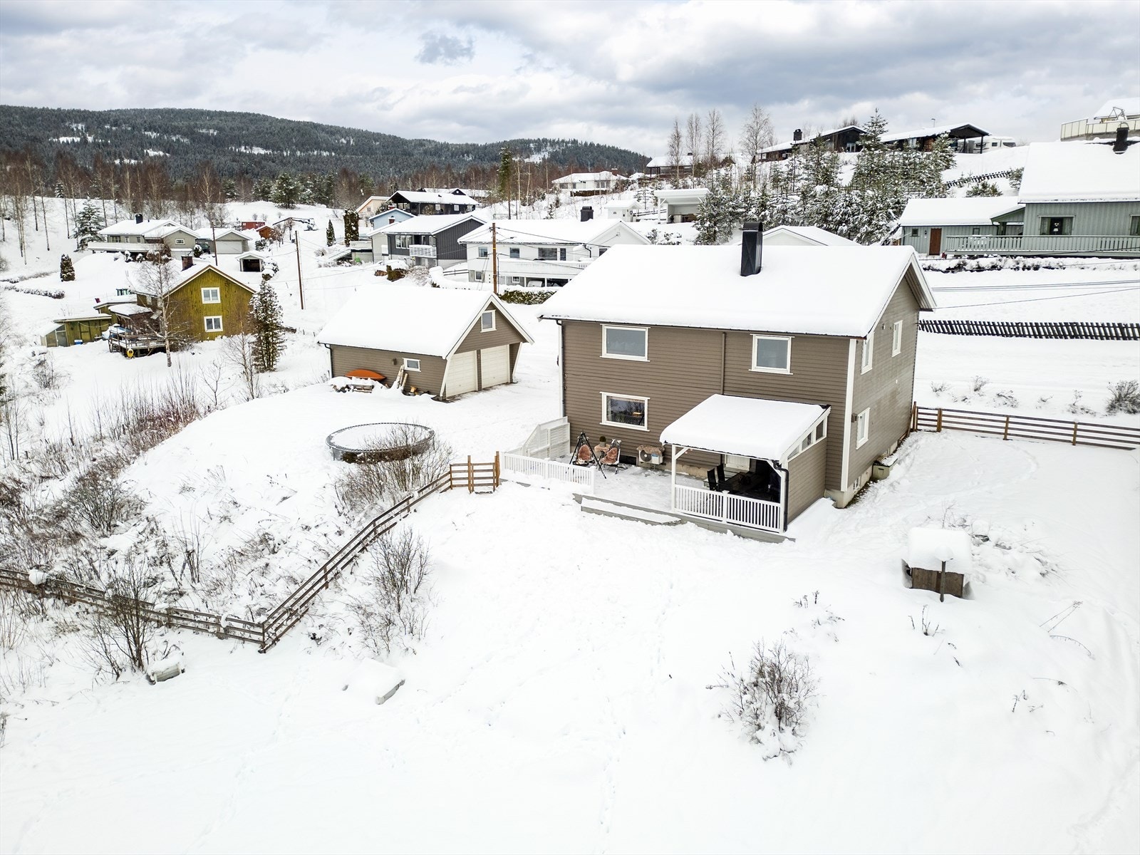 Eiendommen ligger i landlige og naturskjønne omgivelser med en stor tomt som gir rikelig med plass for uteliv. Bak garasjen skimter du Blystadkollen, flott tilbud på vinterstid med om du vil stå på slalom eller ake med heis som driftes nå og da. Galleribilde