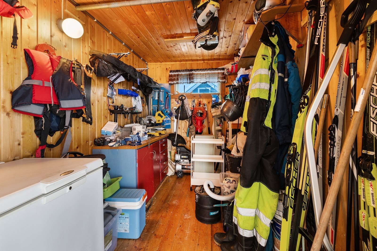 Praktisk bod ved inngangspartiet med gode lagringsmuligheter for sportsutstyr og annet. Galleribilde