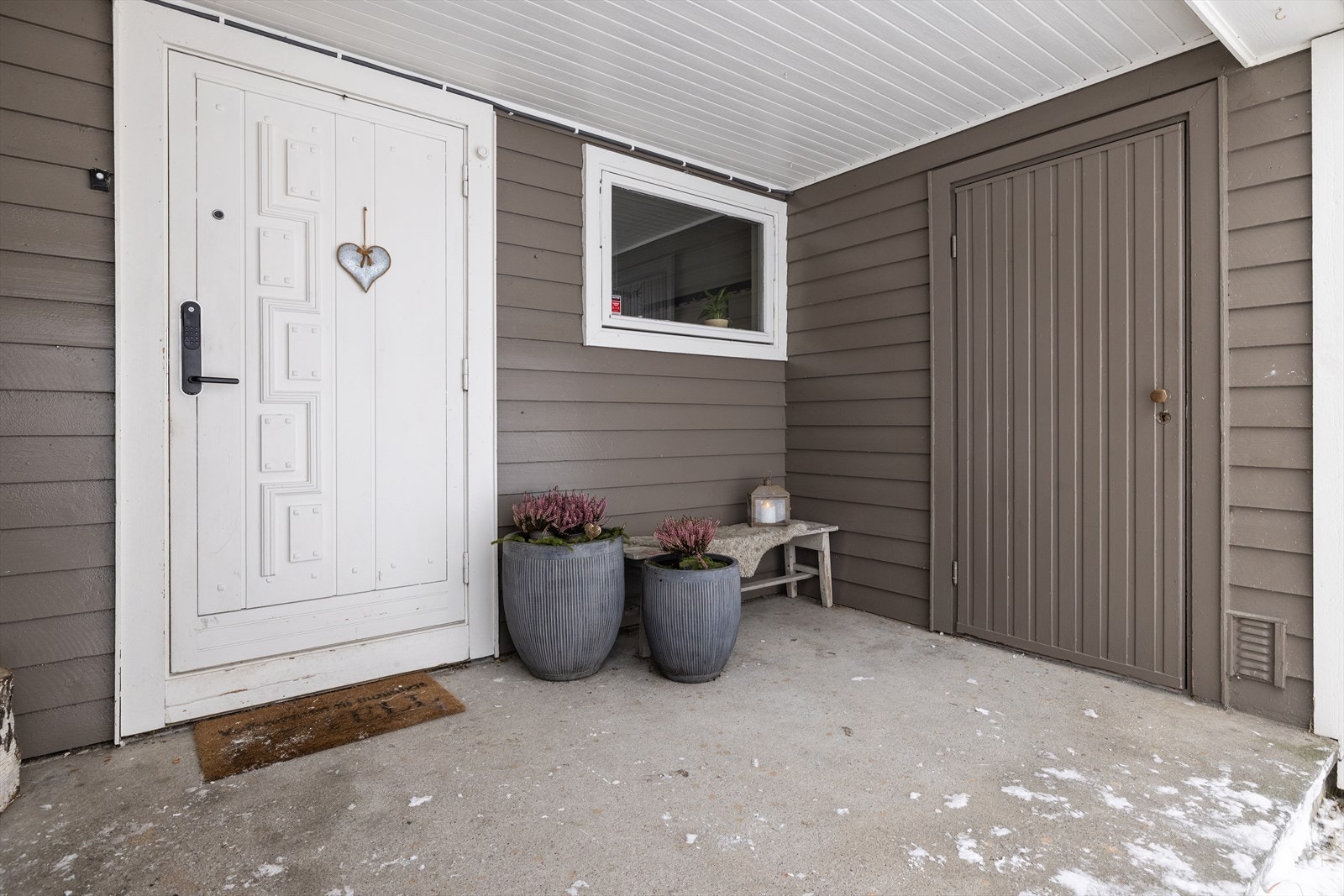 Overbygget inngangsparti med tilgang til en praktisk, ekstern bod. Galleribilde