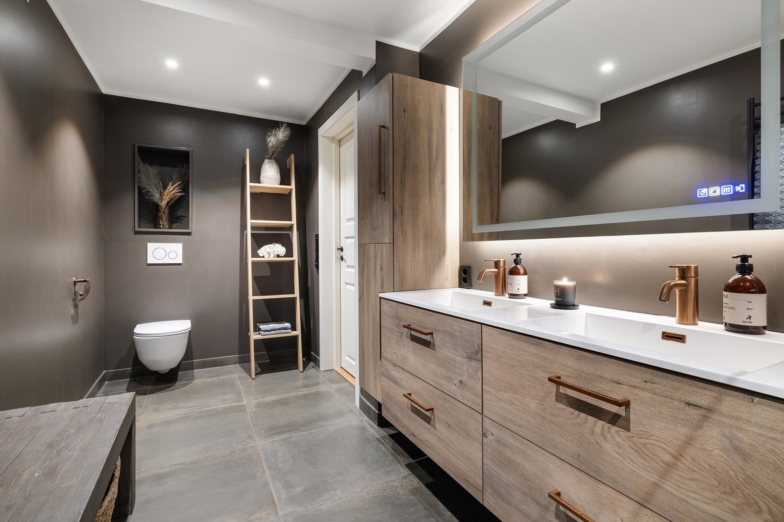 Flott bad i første etasje, totalrenovert i 2022 med delikate materialvalg og integrerte spottere. Galleribilde