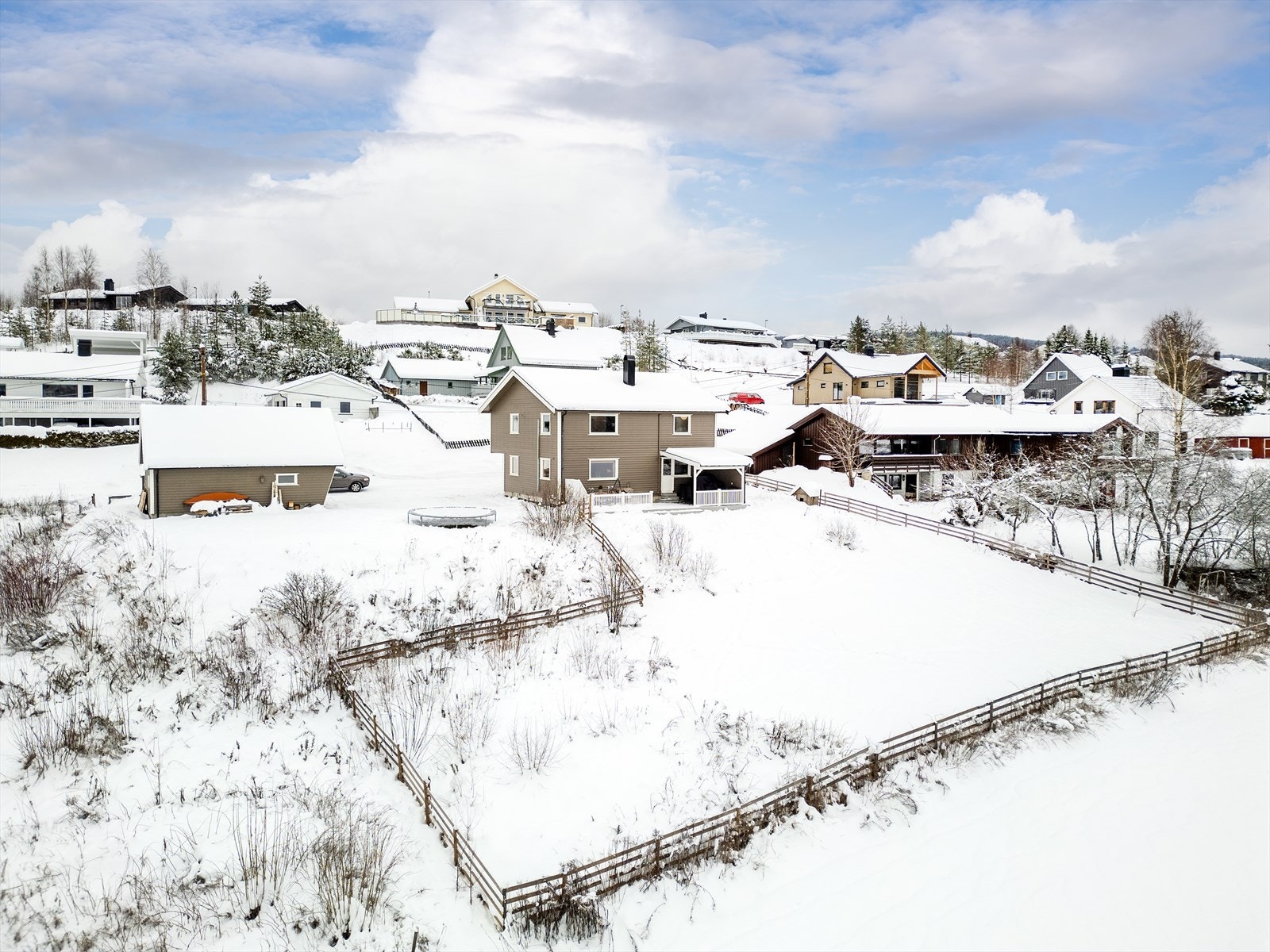 Her bor du med naturen som nærmeste nabo og umiddelbar nærhet til skog og mark. Galleribilde