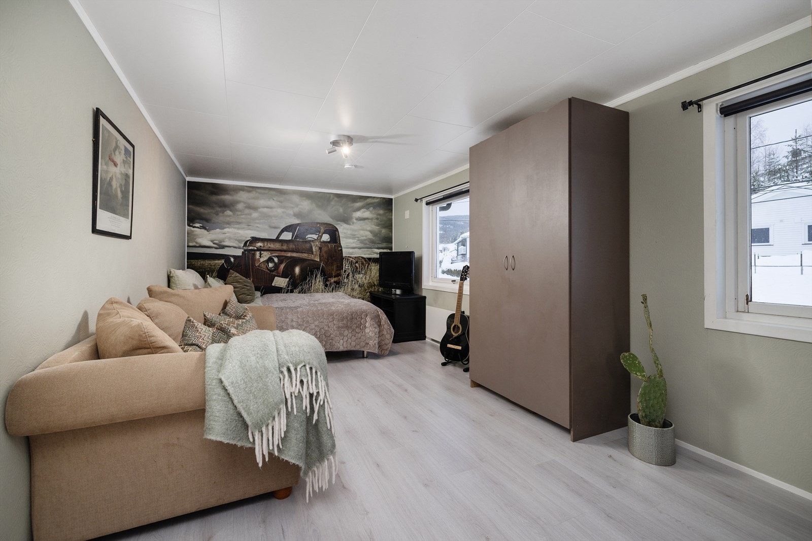 Et lyst og allsidig rom som kan benyttes som soverom, kontor eller TV-stue. Galleribilde