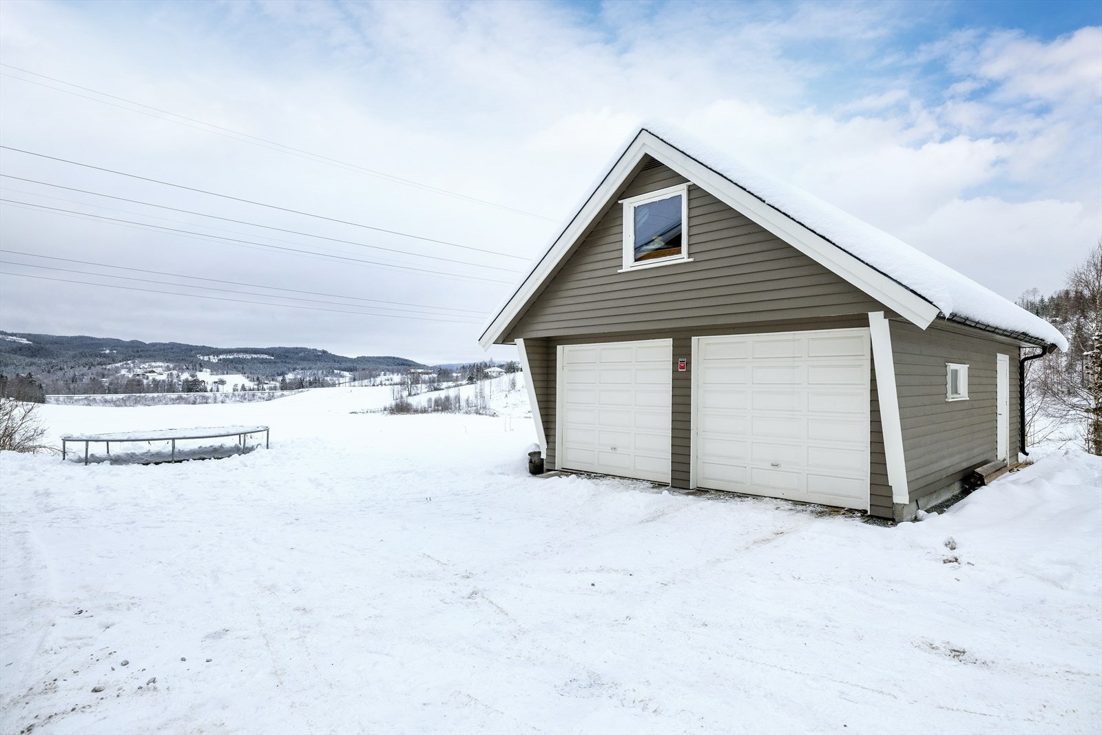 Stor dobbelgarasje med to leddporter og god plass til biler og oppbevaring. Galleribilde