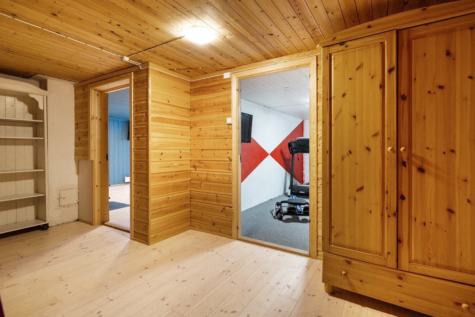 Fra gangen i kjelleren er det tilgang til flere praktiske rom. Galleribilde