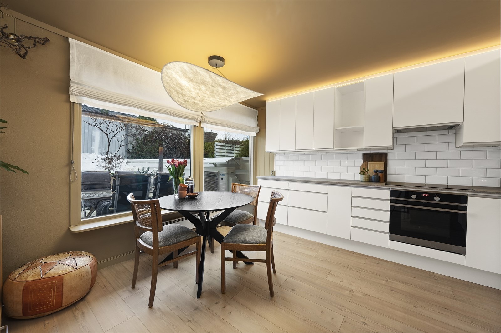 Innredningen har integrert stekeovn og platetopp. Det er avsatt plass til oppvaskmaskin og side-by-side kjøl-/fryseskap Galleribilde