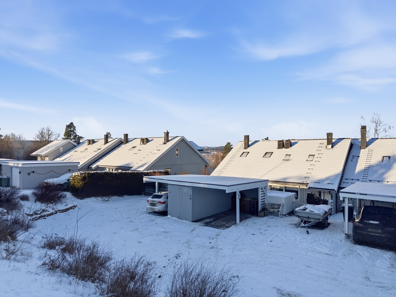 Parkering i carport, samt oppstillingsplass ved siden av Galleribilde