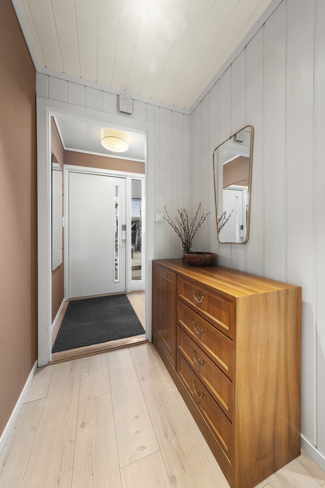 Fra overbygget inngangsparti, trer du inn i en lys entré. Her er det god plass til å sette fra seg sko og yttertøy Galleribilde