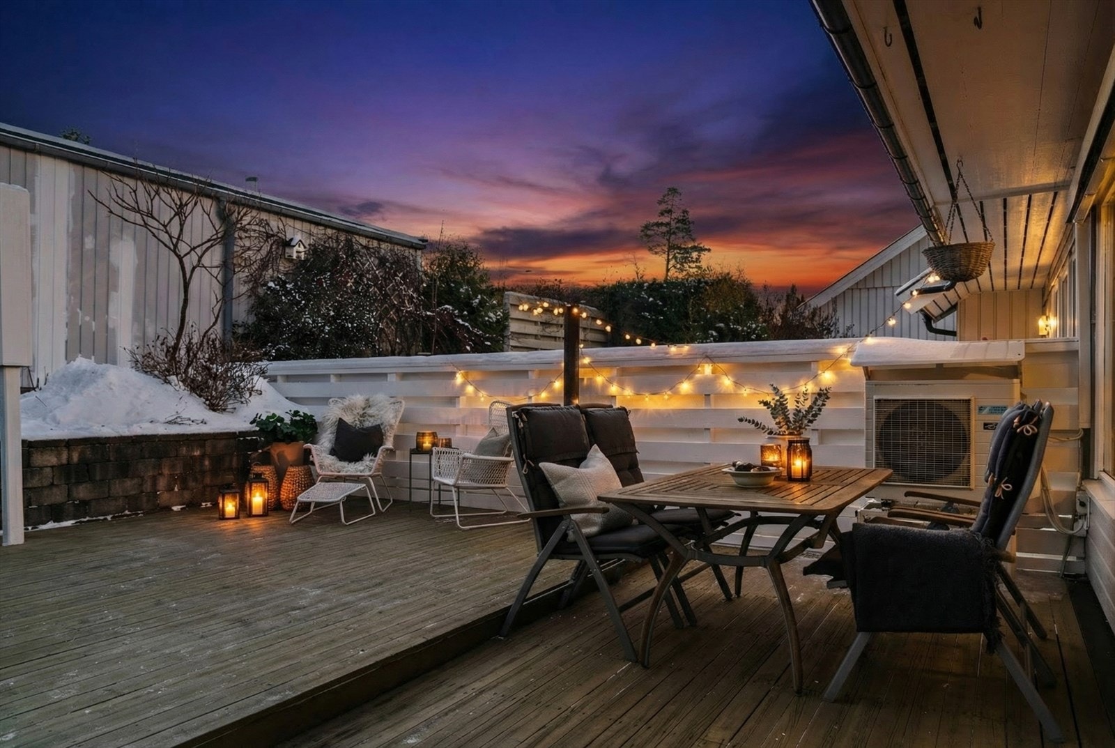 Meget innbydende og påkostet rekkehus over tre etasjer med flotte utearealer Galleribilde