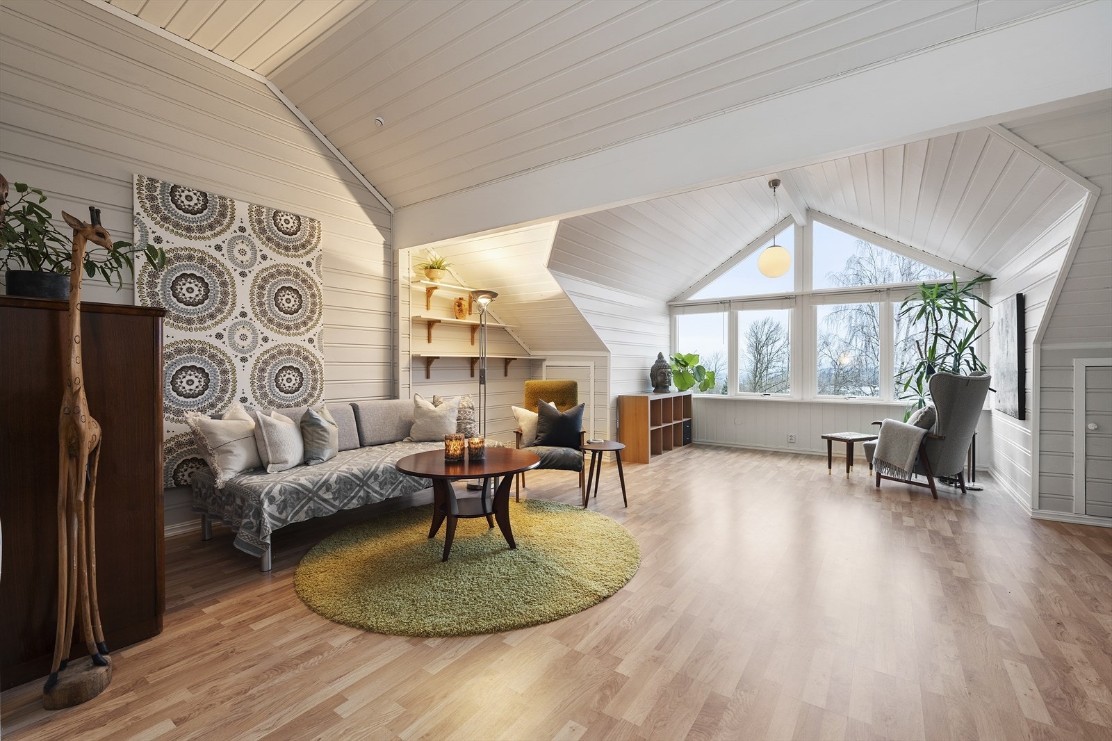 Praktisk loftstue med store vindusflater som sørger for godt lysinnslipp Galleribilde