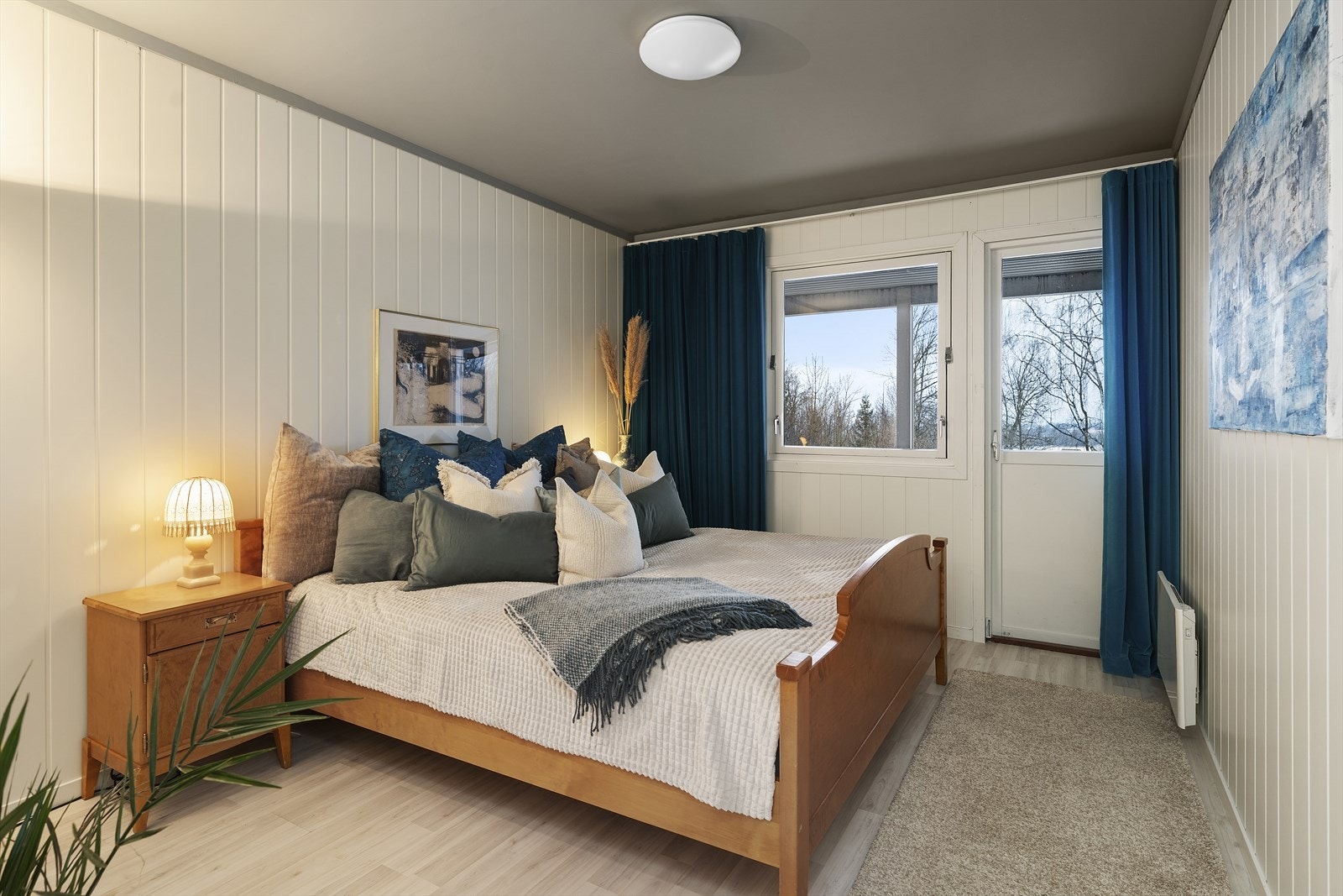 Hovedsoverommet er av god størrelse med plass til dobbeltseng, nattbord og garderobeskap. Fra soverommet er det utgang til terrasse Galleribilde