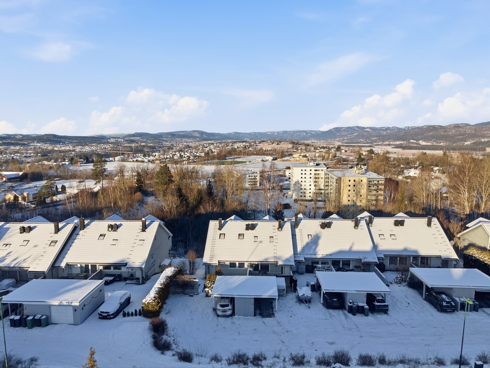 Gangavstand til Borgeåsen senter med bla. butikk, kafé og legesenter Galleribilde