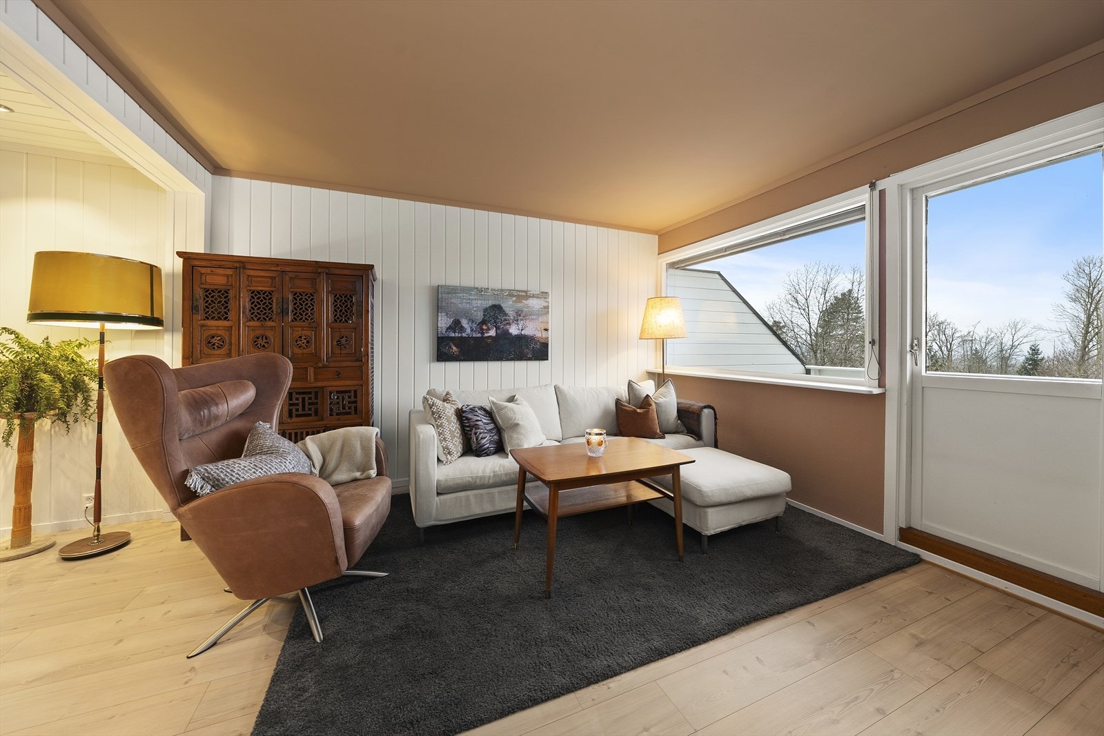 Fra denne delen av stuen er det utgang til solrik og usjenert veranda Galleribilde