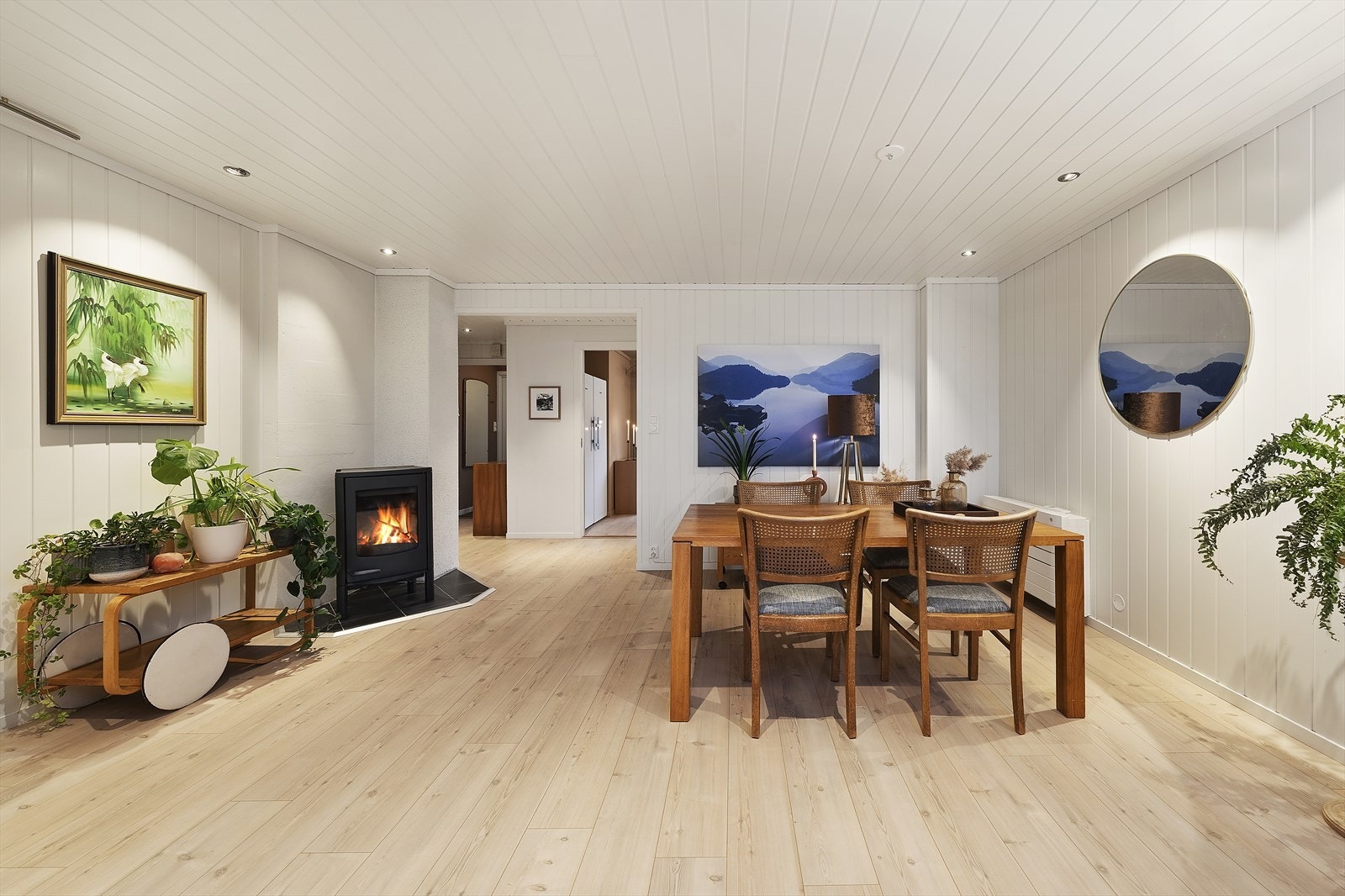 I stuen er det både peisovn og varmepumpe som sørger for god oppvarming Galleribilde