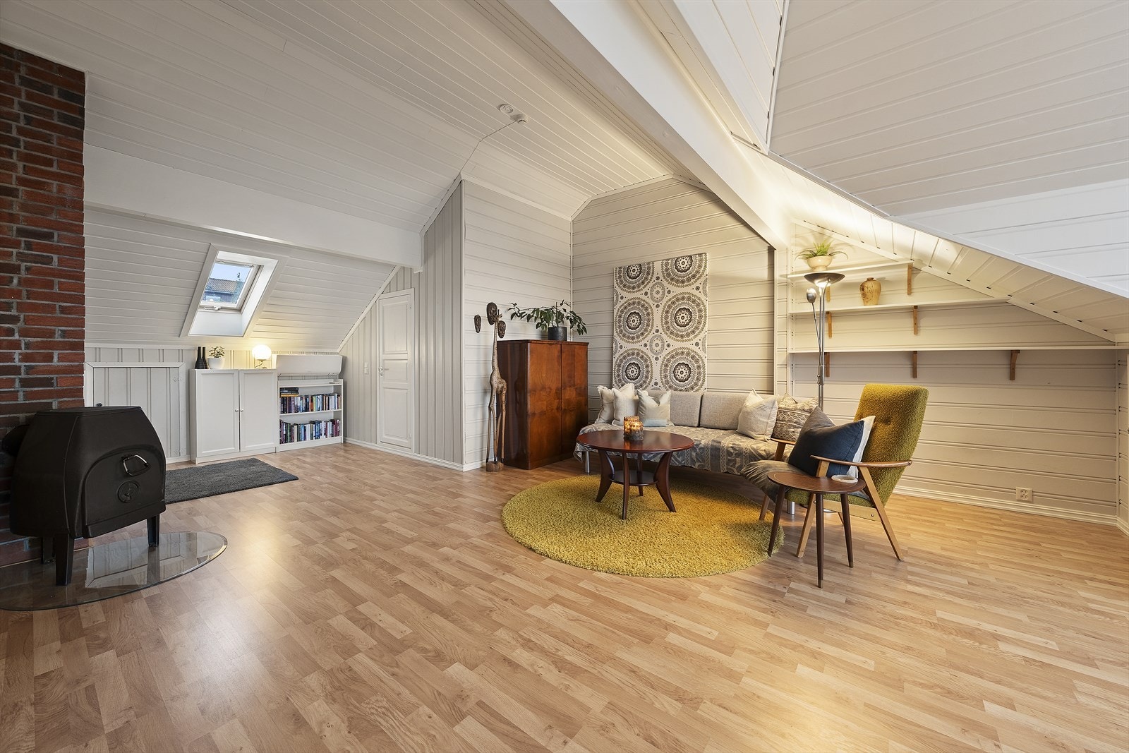 Det er montert en eldre peisovn i loftstuen Galleribilde