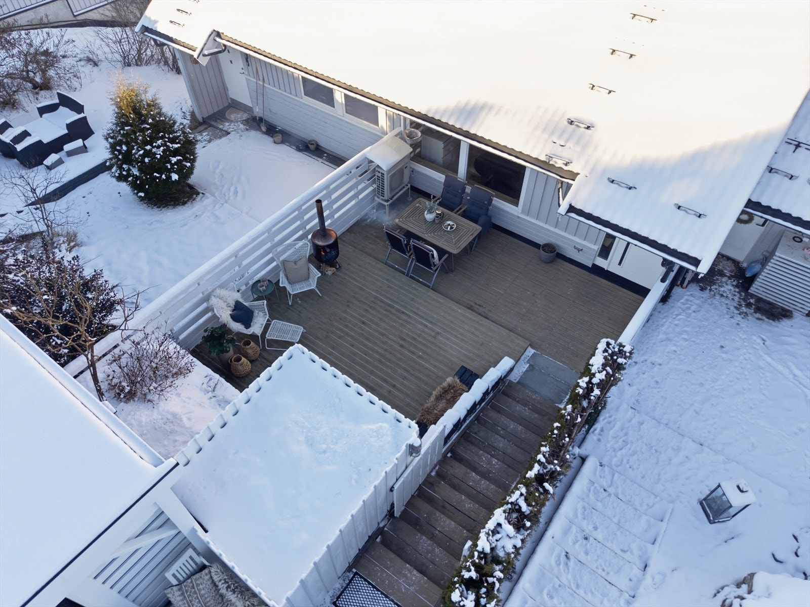 Hyggelig uteområde med plass til flere sittegrupper Galleribilde