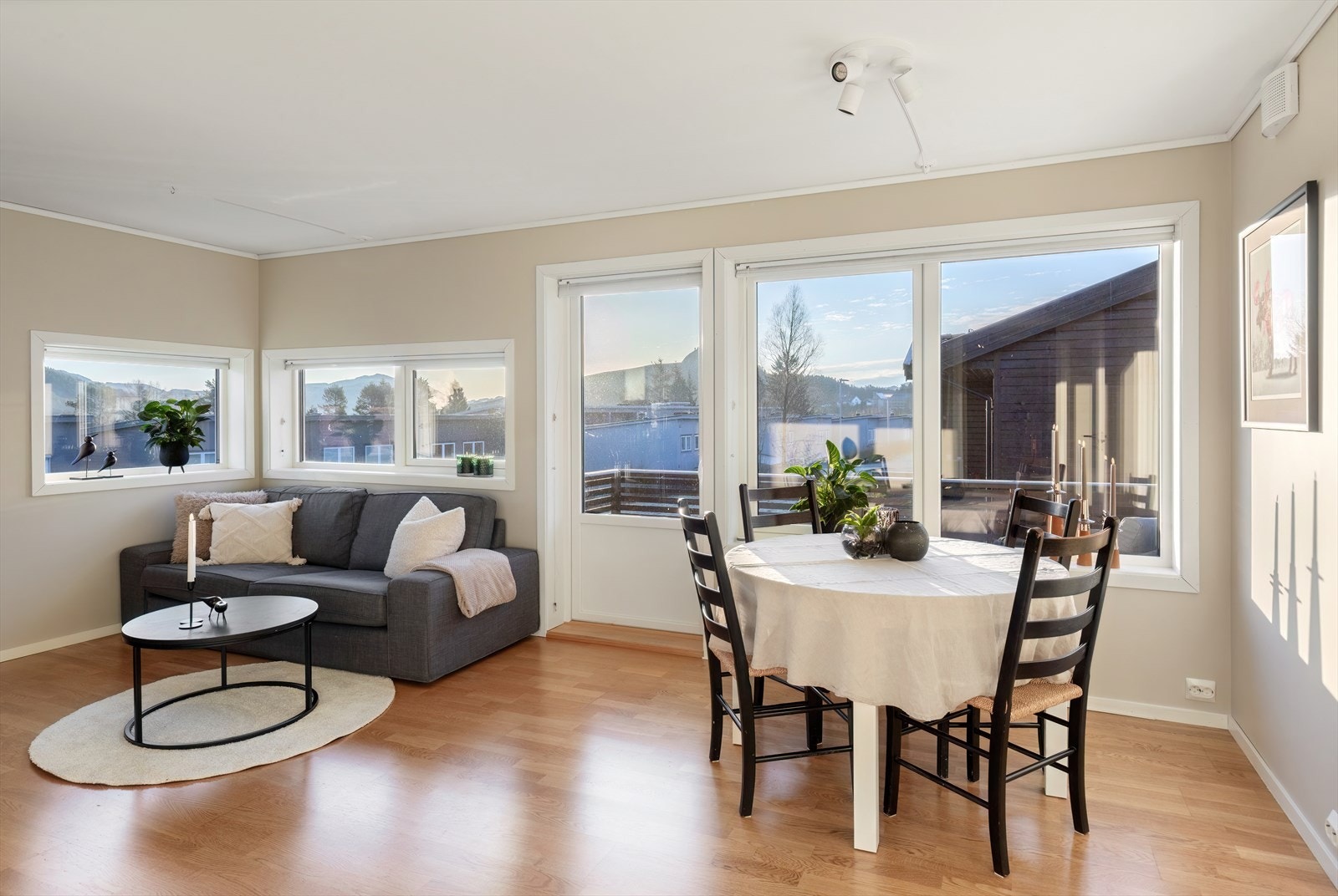 Stue - utgang til en sørvendt og solrik veranda Galleribilde