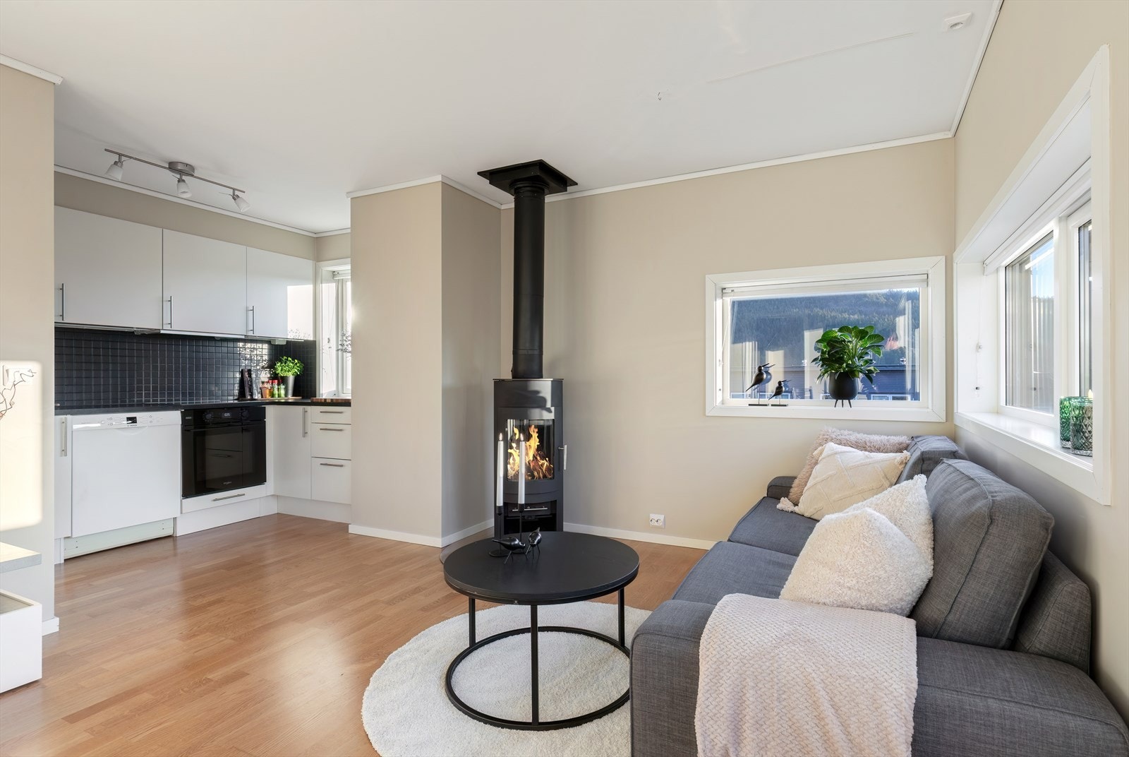 Stue - åpen løsning mot kjøkken Galleribilde