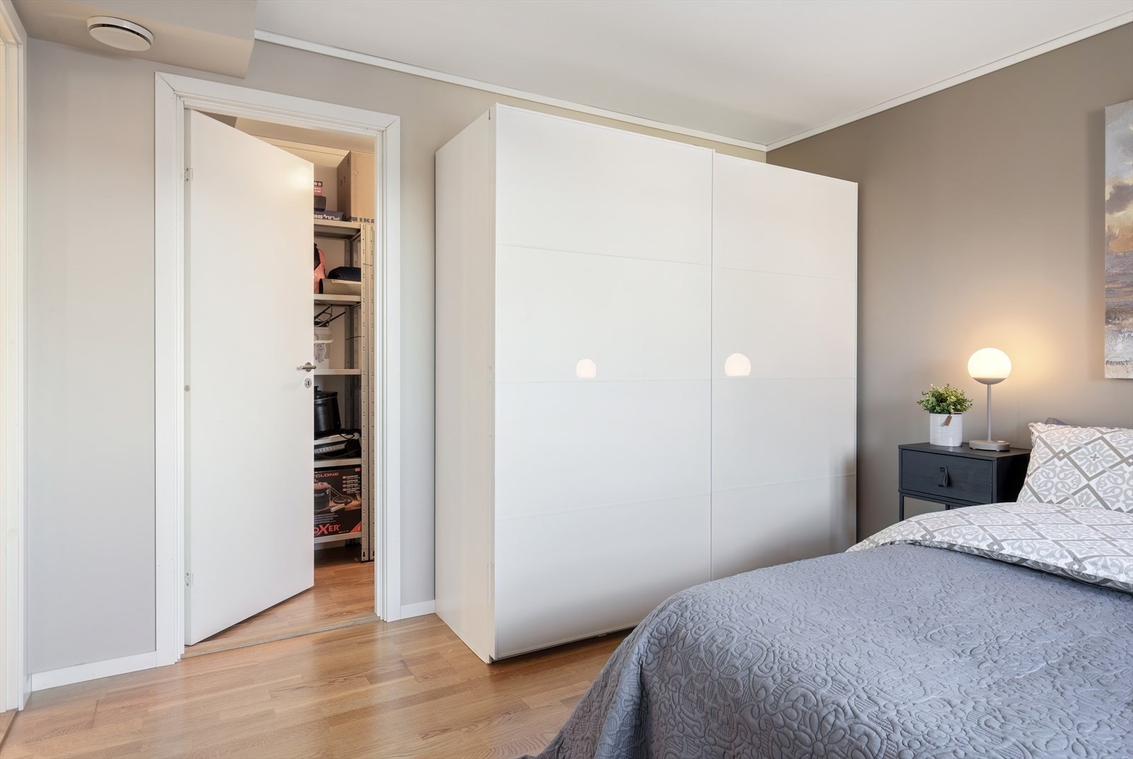 Soverom 1 - god skapplass og eget omkledningsrom Galleribilde