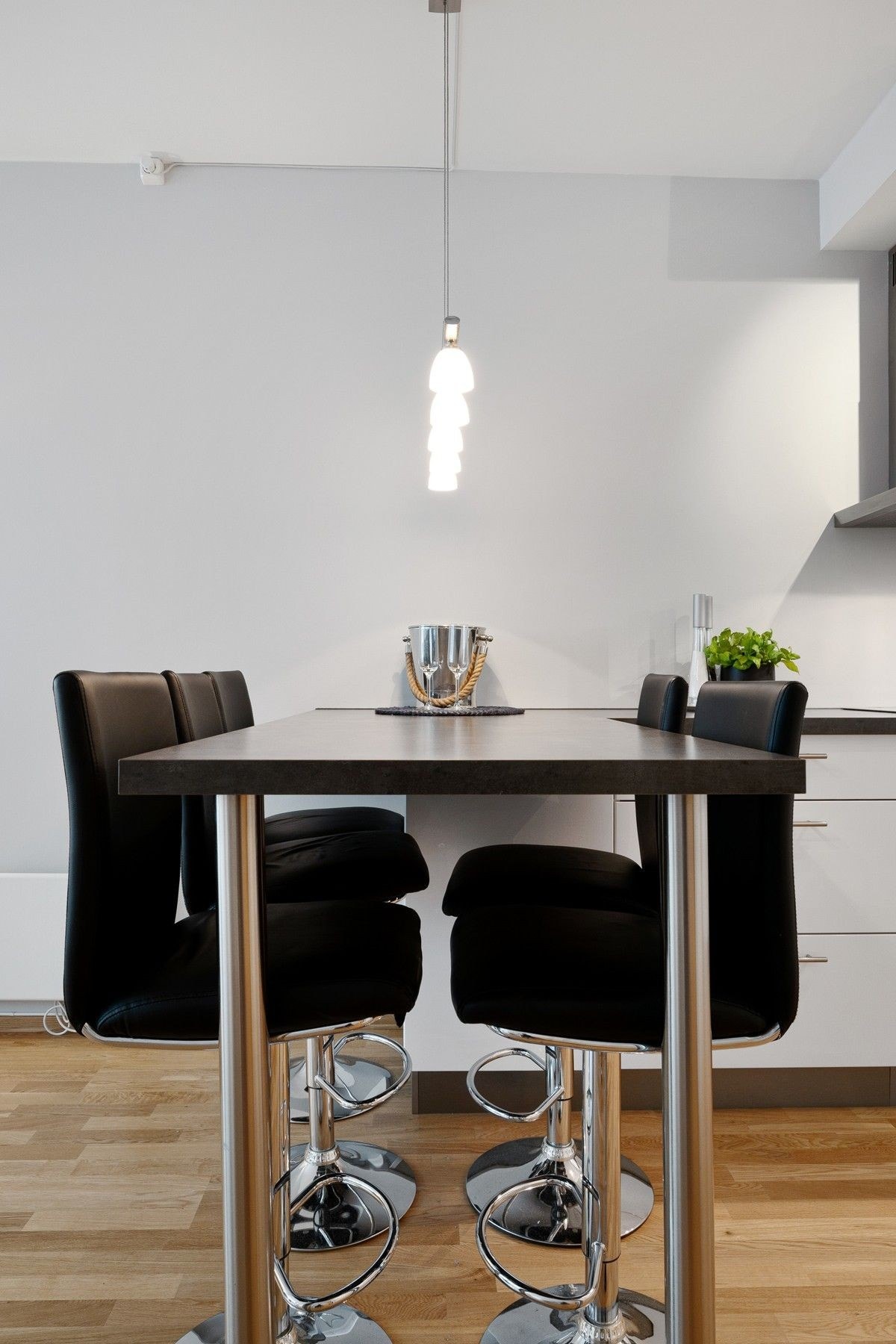 Kjøkkenøyen kan fjernes dersom man heller vil ha et stort spisebord. Galleribilde