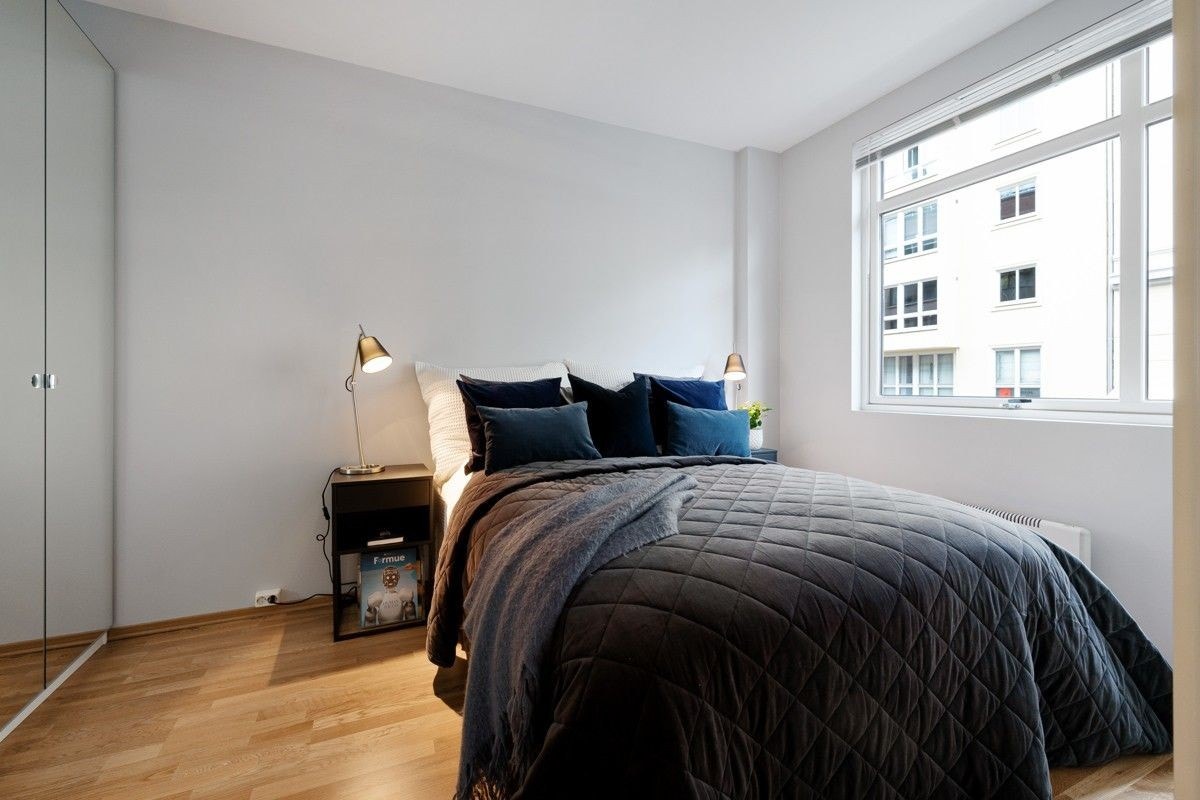 Soverom med god plass til dobbeltseng og nattbord. Galleribilde