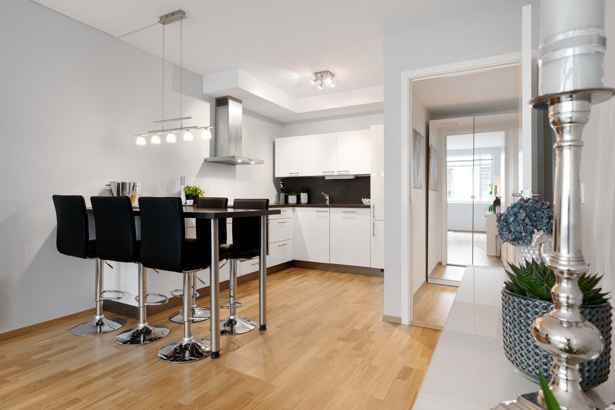 Rikelig med skap- og benkeplass. Galleribilde