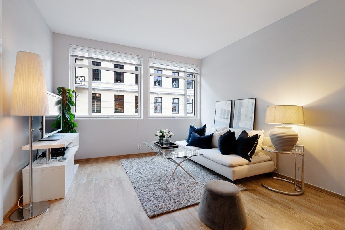 Store vindusfalter som slipper inn godt med lys. Galleribilde