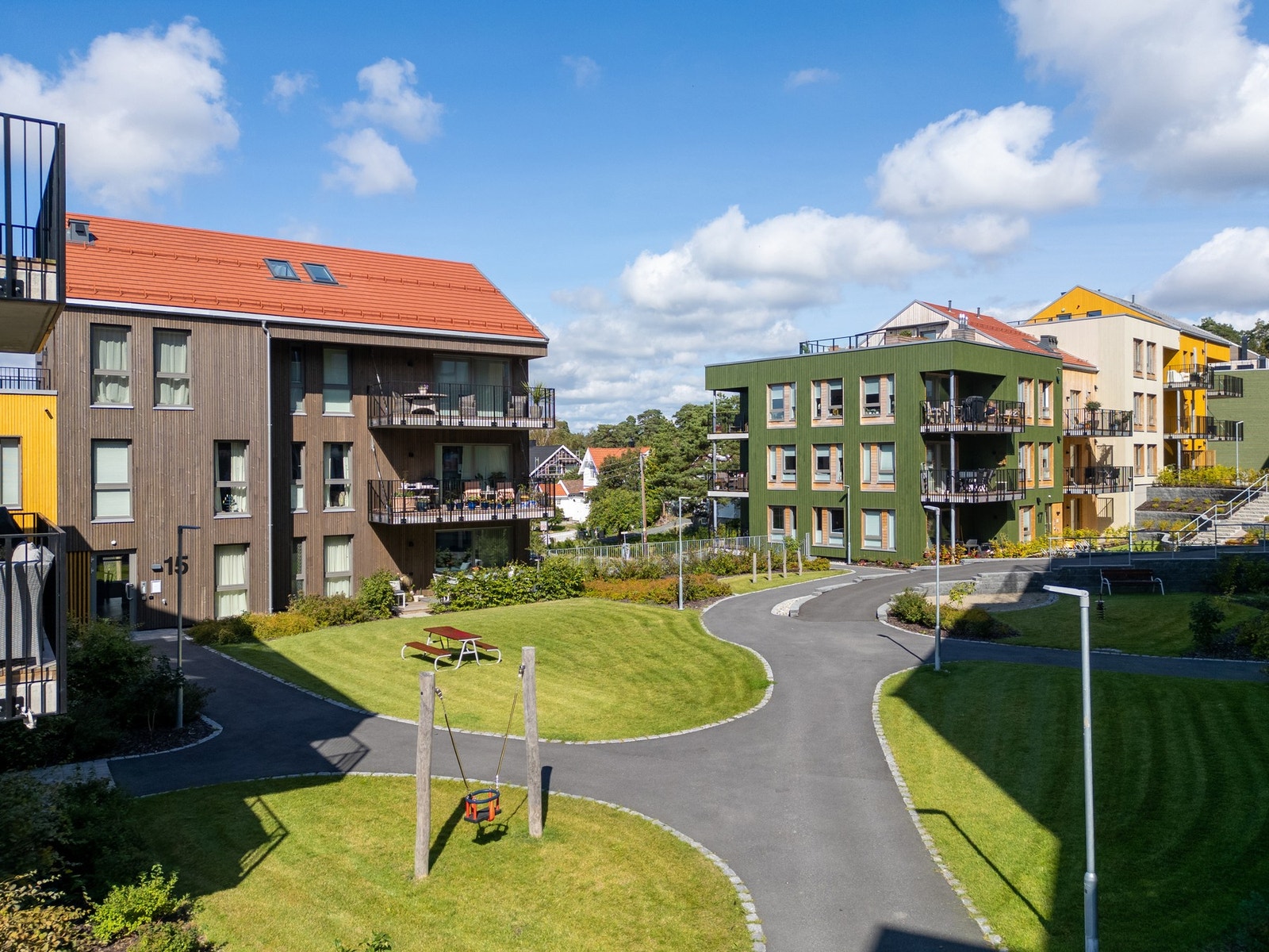 Utearealene er parkmessig utført og skaper et hyggelig uterom. Galleribilde