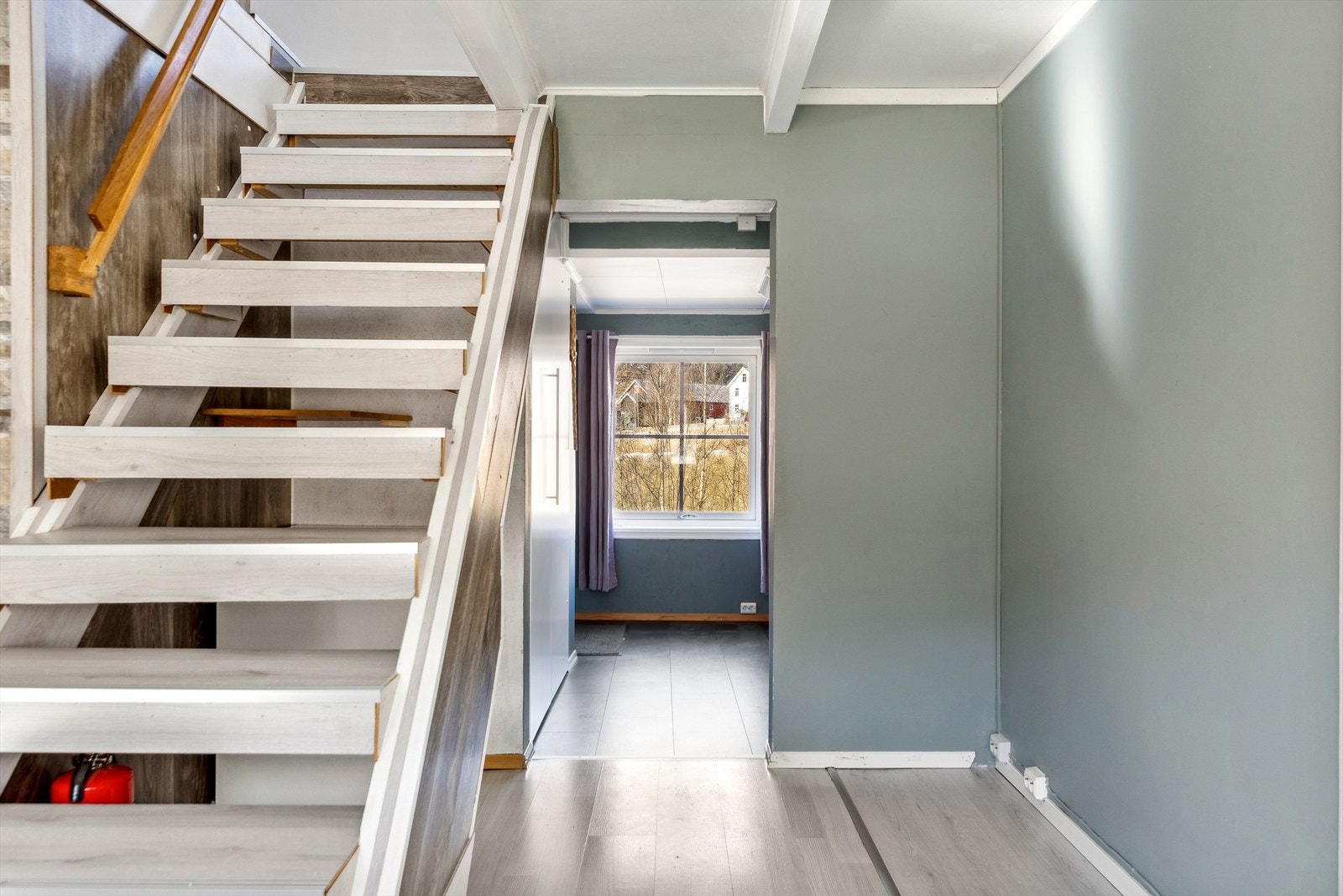 Gang med trapp er ca 9,3 m². Galleribilde