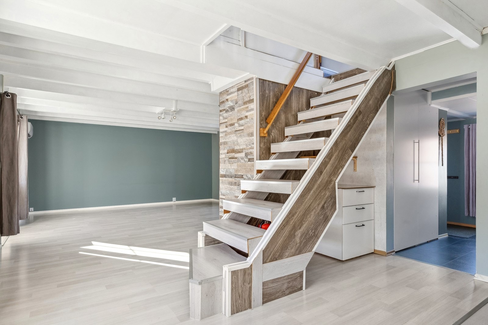 Fra stuen/gangen er det trappeløp opp til andre etasje. Galleribilde