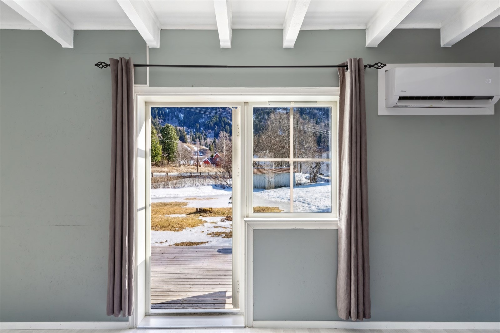 Utgang til terrasse fra stue. Galleribilde