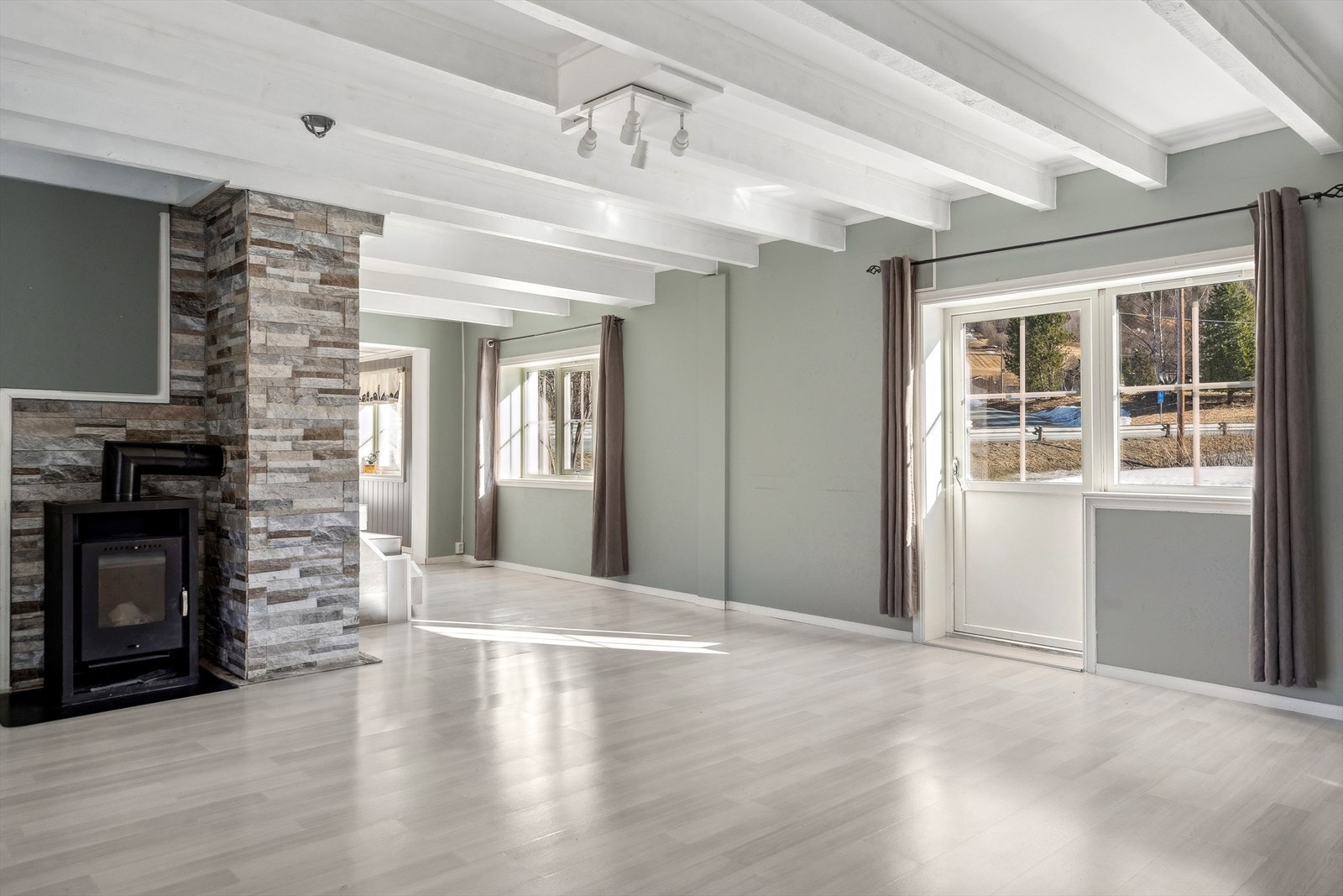 Boligen oppvarmes via vedovn og varmepumpe. Galleribilde