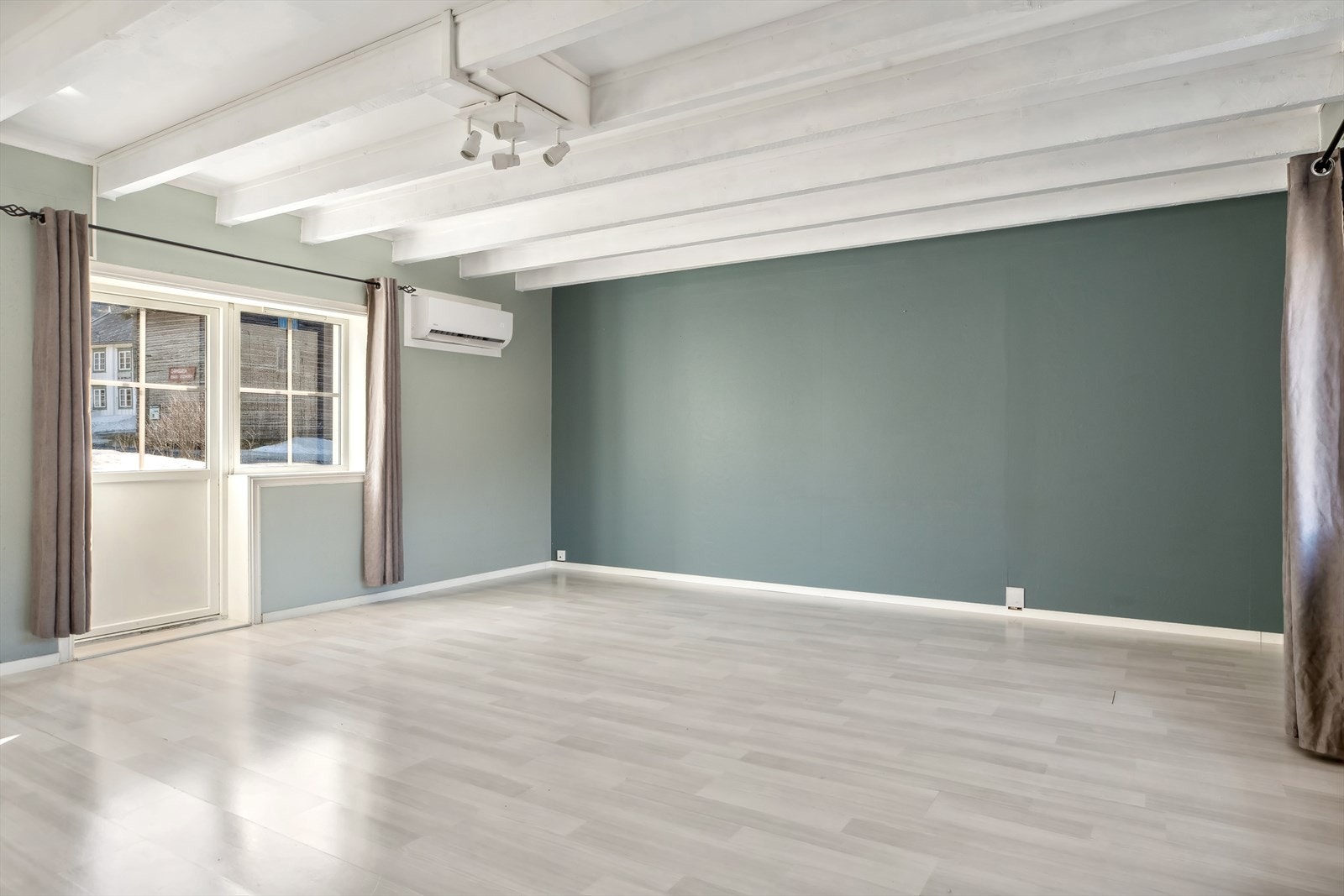 Fra stuen er det utgang til en romslig og solrik markterrasse på ca 20,5 m². Galleribilde