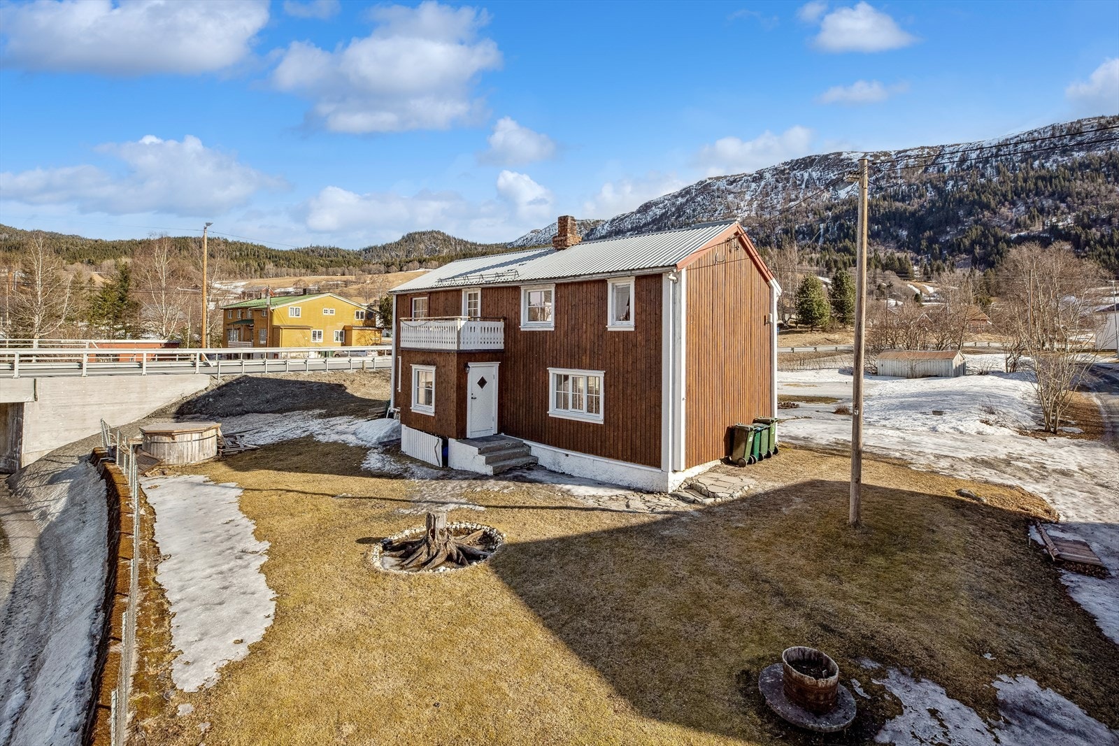 Bolighuset har en svært romslig eiendomstomt på i overkant av 1 940 m² . Det medfølger i tillegg en stor skogteig på ca 4,9 mål. Galleribilde