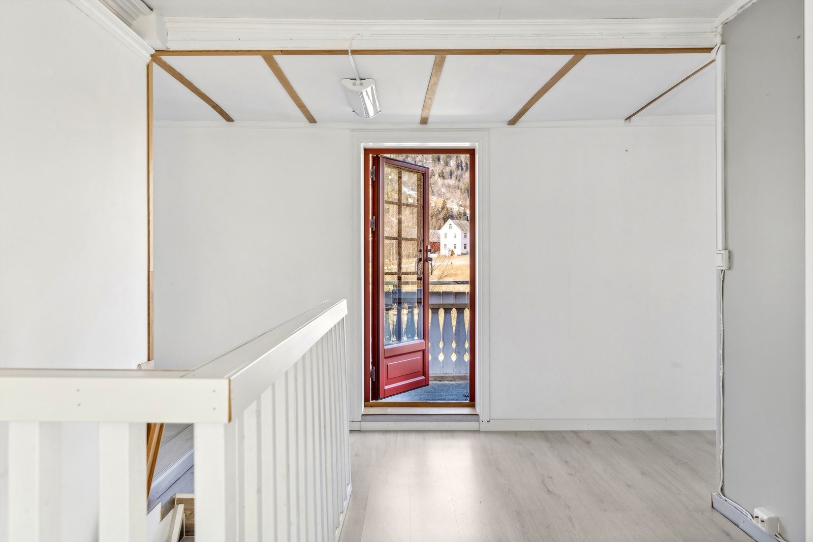 Fra gangen er det utgang til terrasse/balkong oppå inngangspartiet på ca 4,3 m² Galleribilde