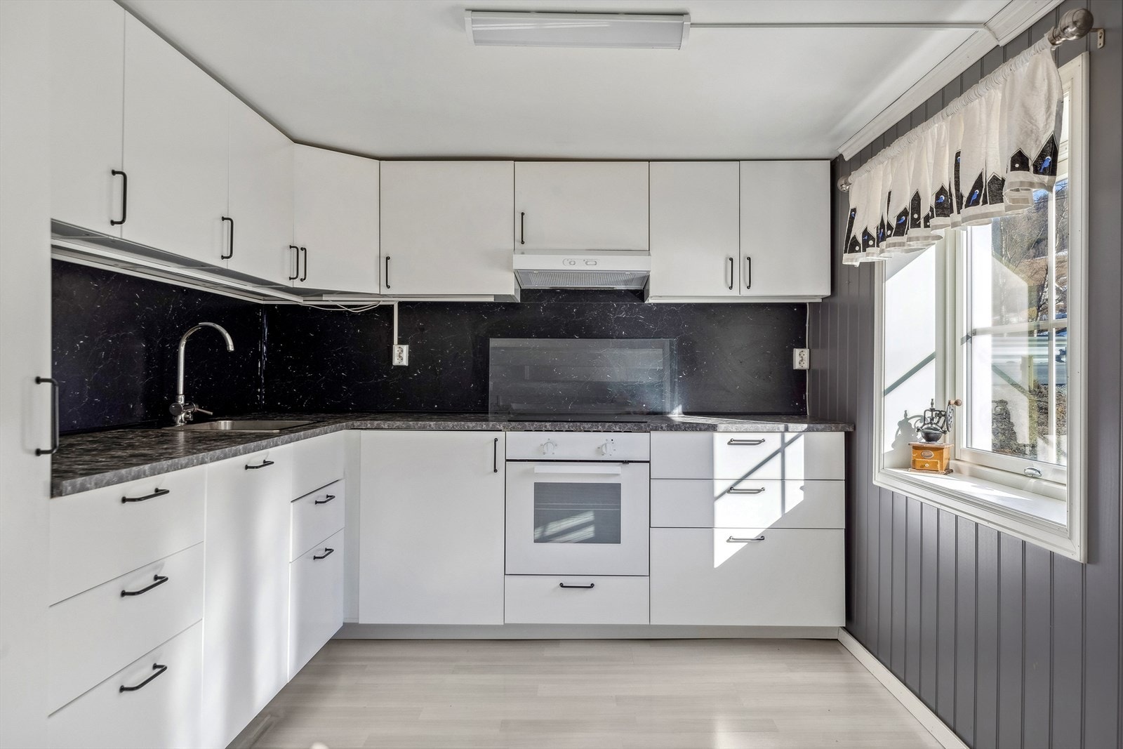 Kjøkkenet har rikelig med skap- og benkeplass. Galleribilde