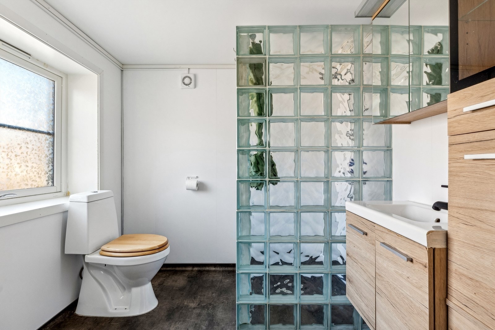 Baderommet er ca 4,4 og har våtromsbelegg på gulv. våtromsplater på vegg. Slett malt himling. Galleribilde