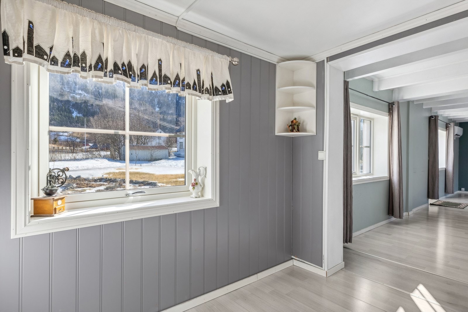 Kjøkkenet har også plass til frokostbord. Galleribilde