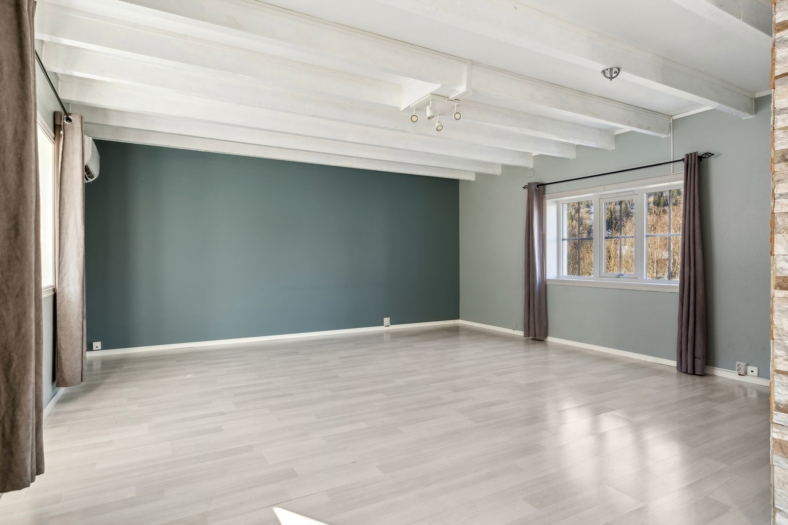 Utformingen og de tidløse fargevalgene på vegger legger et godt grunnlag for å innrede oppholdsrommet etter eget ønske. Galleribilde