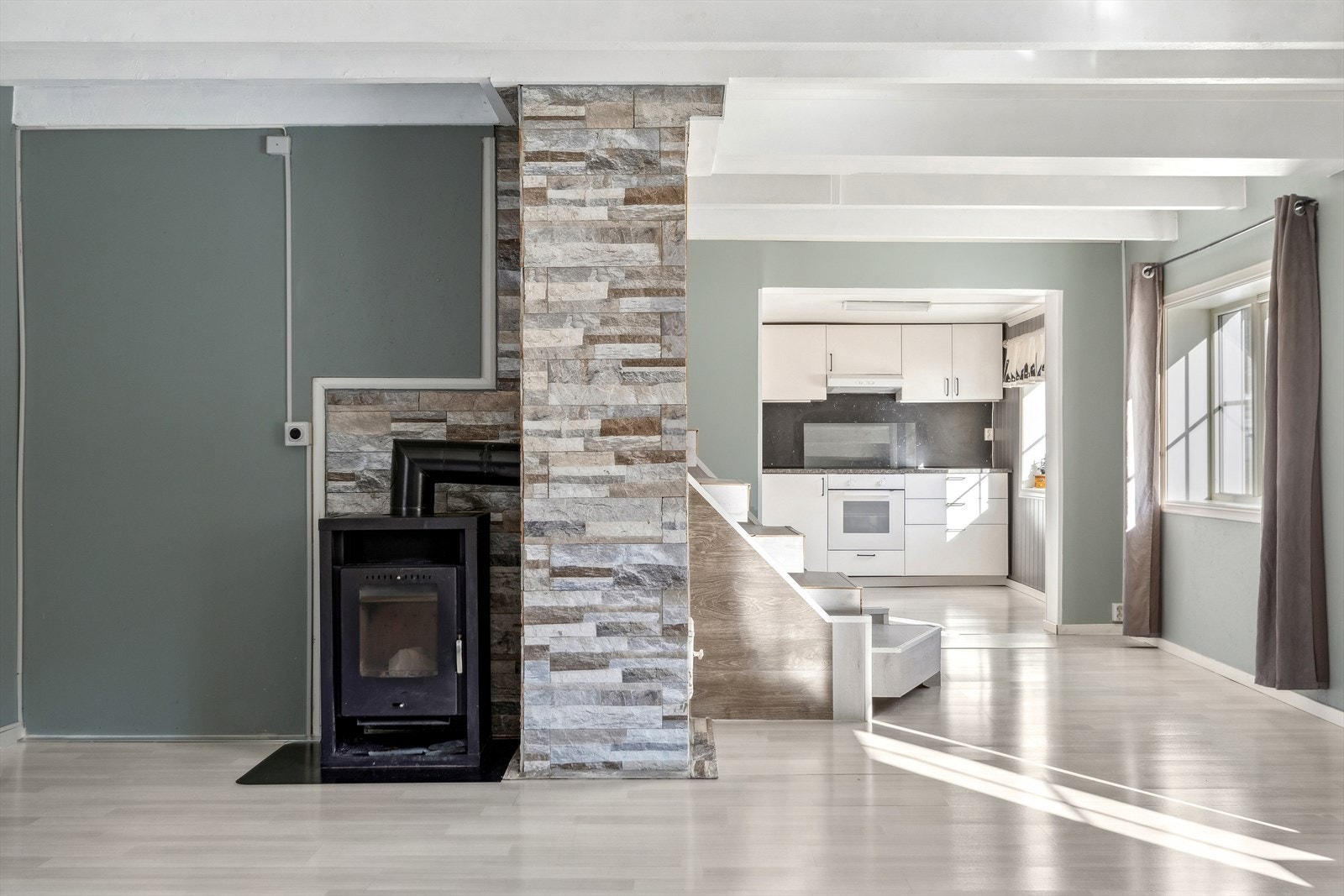 Første etasje består av entré, gang, stor stue, baderom og kjøkken. Galleribilde