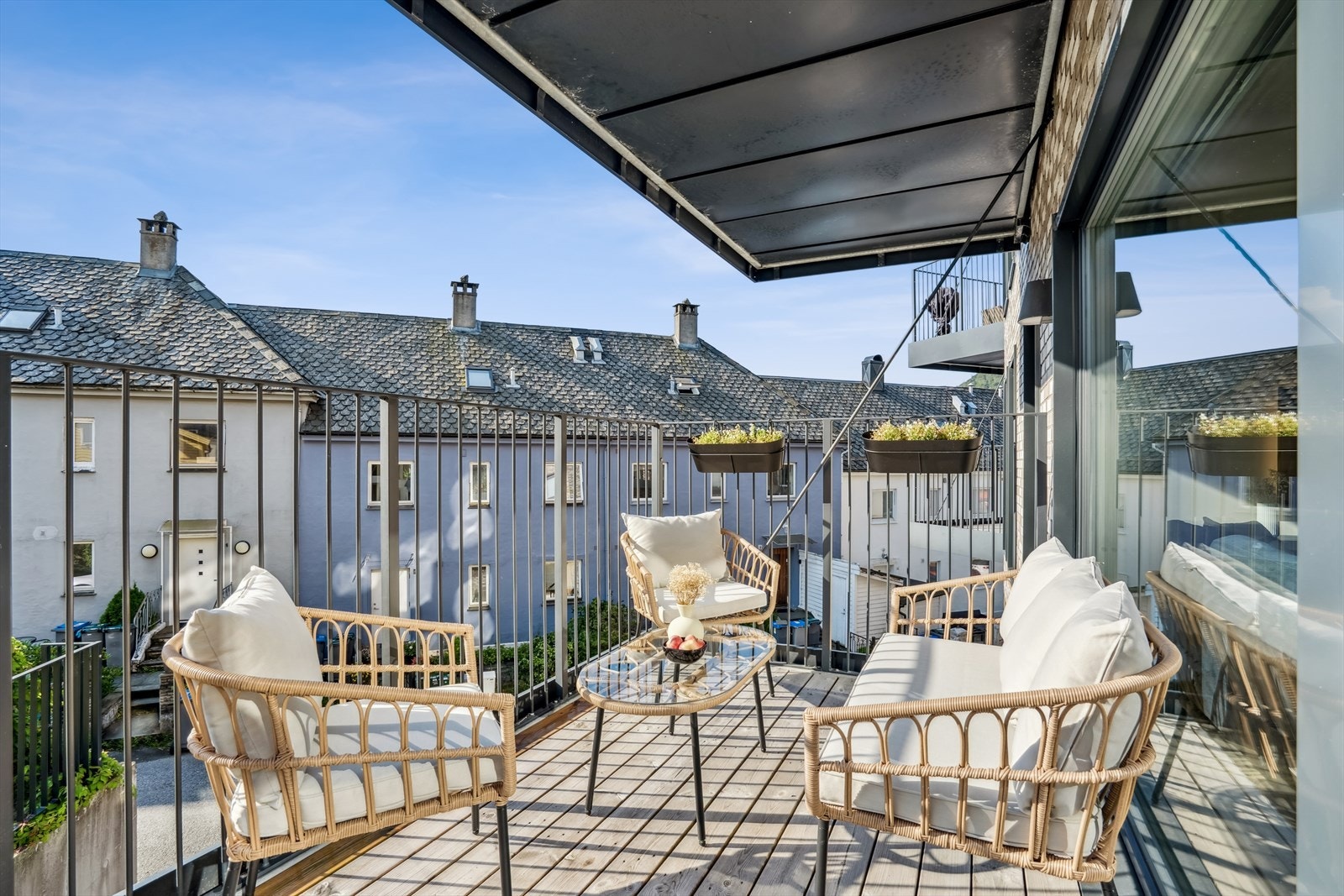 Balkongen er av god størrelse med plass til utemøbler. Legg merke til at det er tak, praktisk for en by som Bergen. I tillegg er det stor takterrasse i sameiet Galleribilde