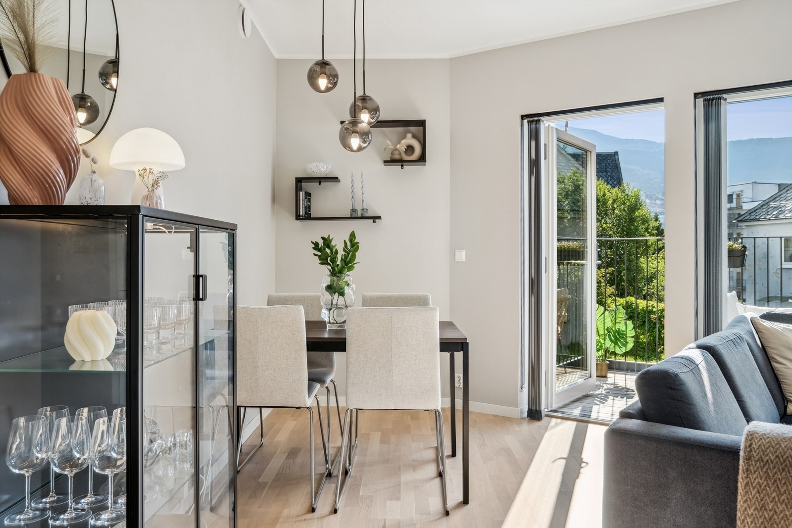 Det er godt med plass til spisebord, samt oppebevaring i skap og hyller Galleribilde