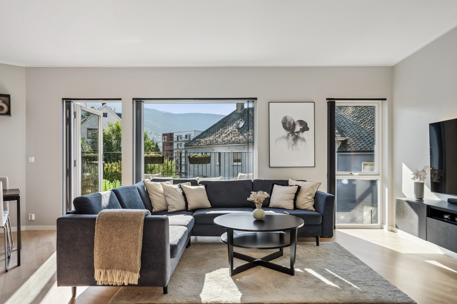 Stuen er romslig, og det er plass til sofa og TV krok, samt spisebord. Selger har vært opptatt av å ha en romslig sofa, og det er det absolutt plass til! Galleribilde