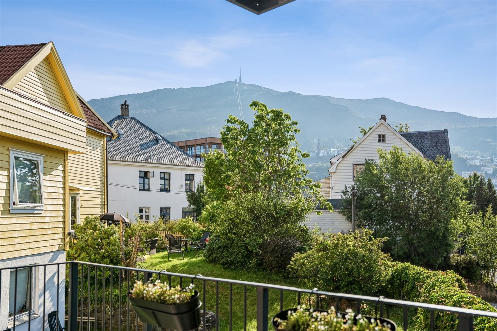 Det er ikke ofte du kommer så sentralt, men likevel har vakker utsikt mot fjell og grønt Galleribilde