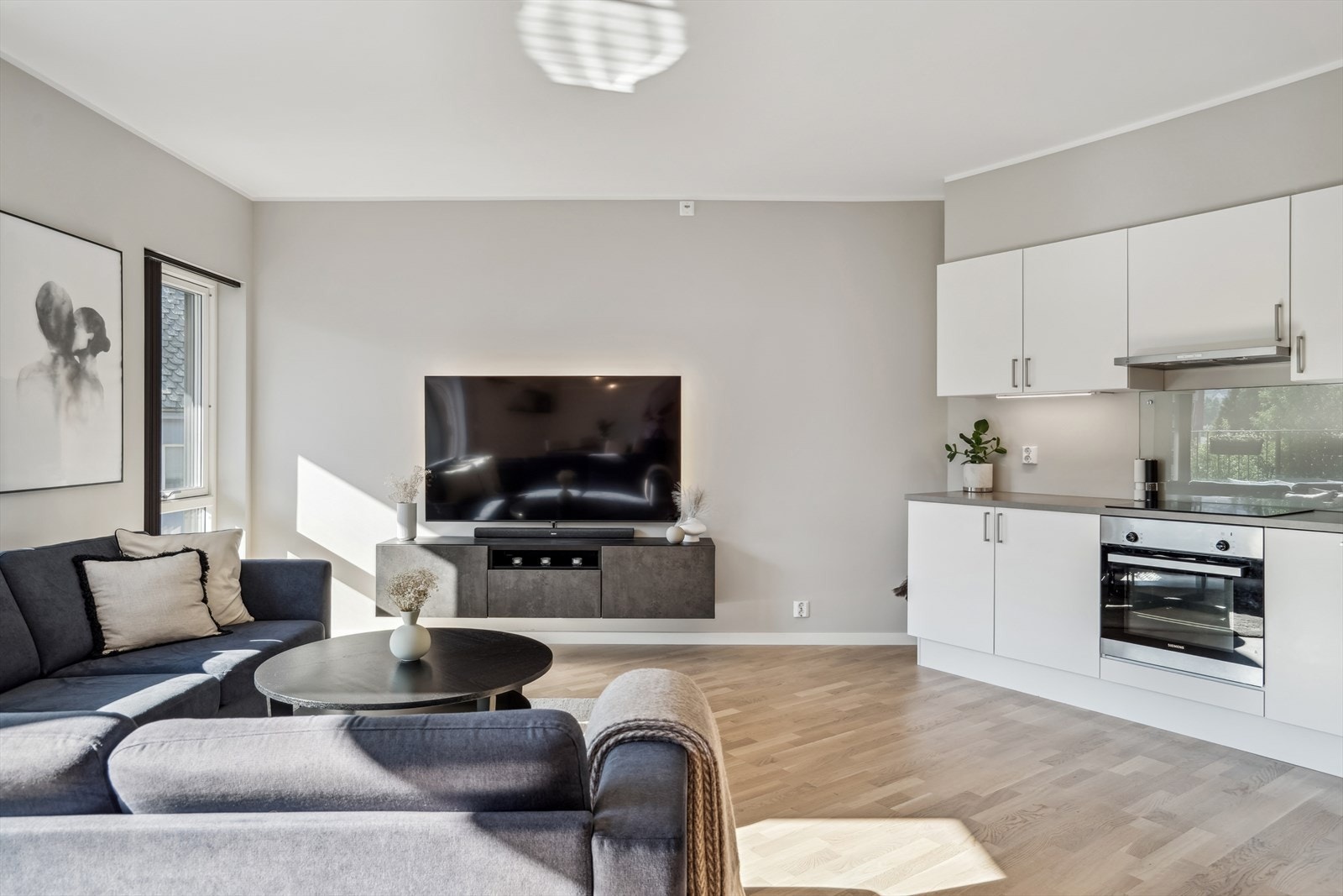 Det er gode møbleringsmuligheter for både sofagruppe og spisebord. I det som er stuekrok i dag kan en også lages til stor spisegruppe Galleribilde