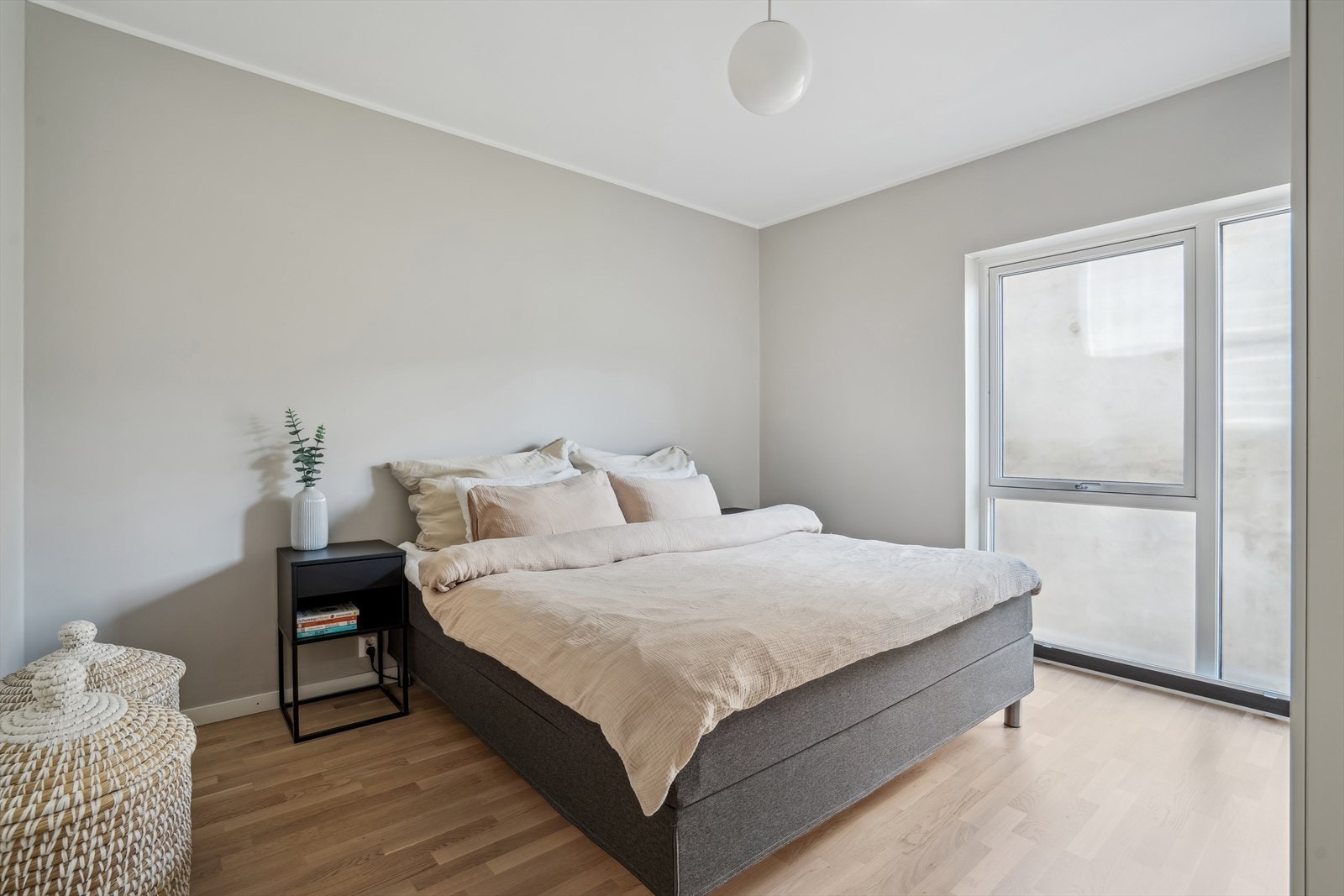 Hovedsoverommet har god størrelse og plass til dobbeltseng og garderobeløsning. Rommet har vindu som gir godt lysinnslipp. Galleribilde