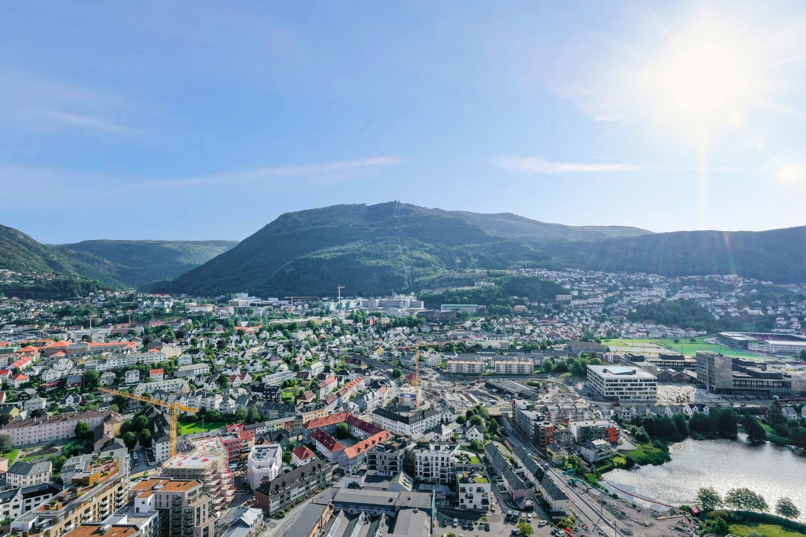 Boligen ligger like ved Bybanen, gangavstand til HVL, og ellers en kort Bybanetur til både sentrum, Lagunen, Fyllingsdalen og Flesland Galleribilde